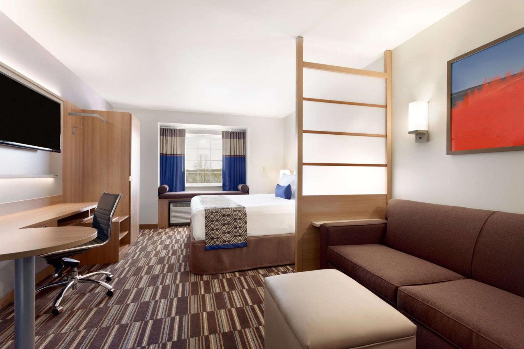 Queen Studio Suite with Mobility Access and Tub with Grab Bar, Non-Smoking