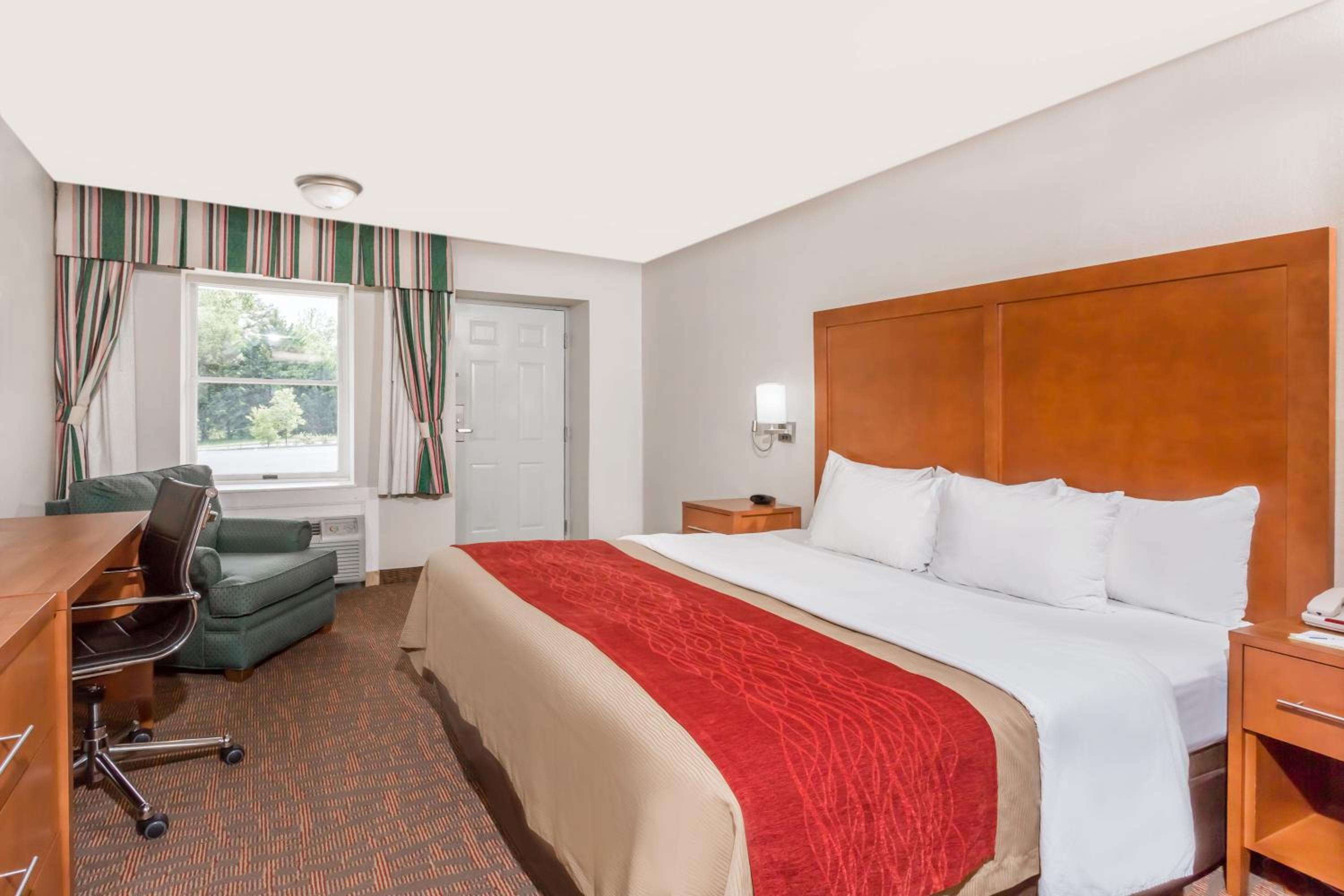King Room with One King Bed - Non-Smoking - Photo 1