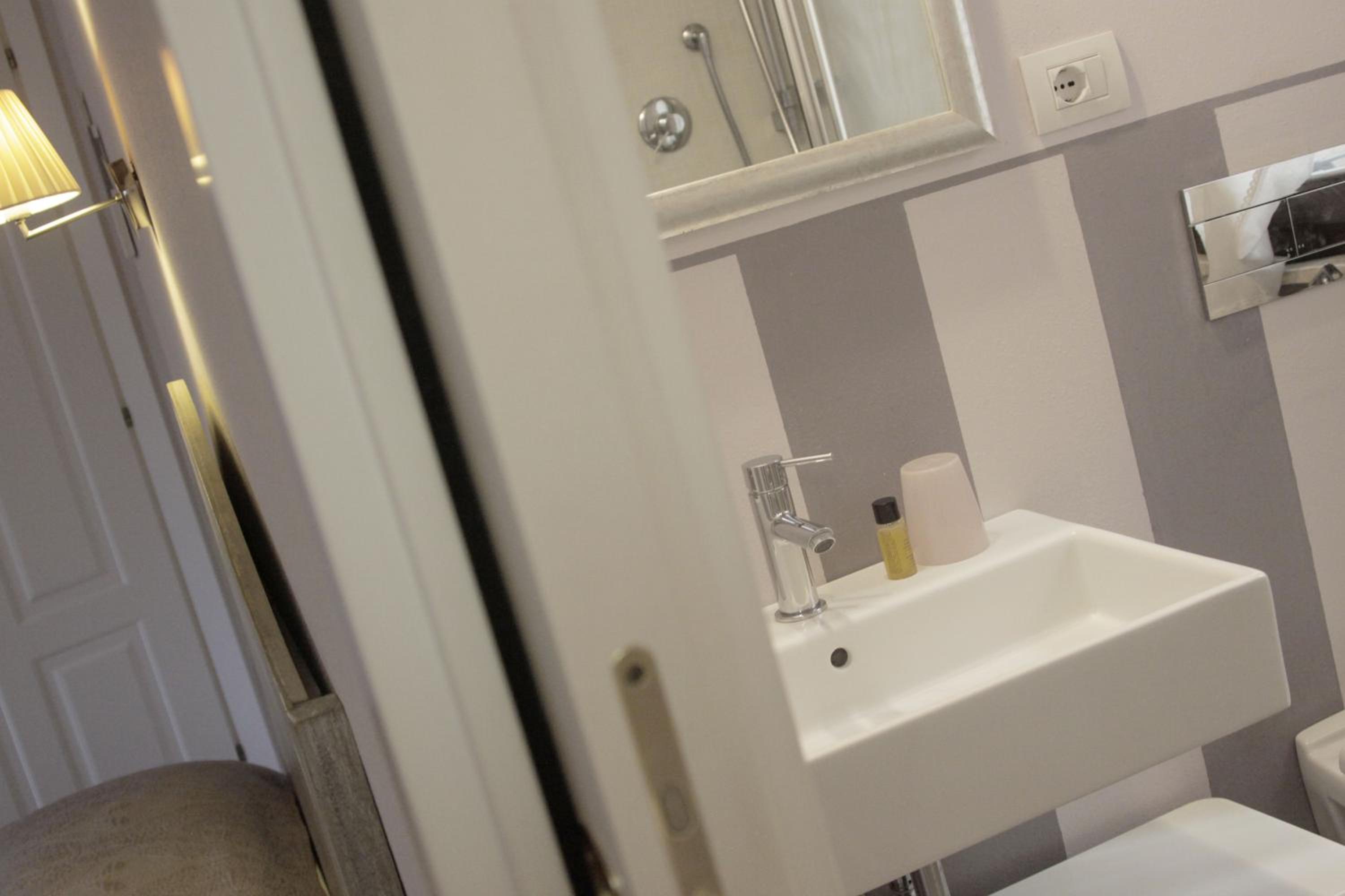 Double Room - Photo 16