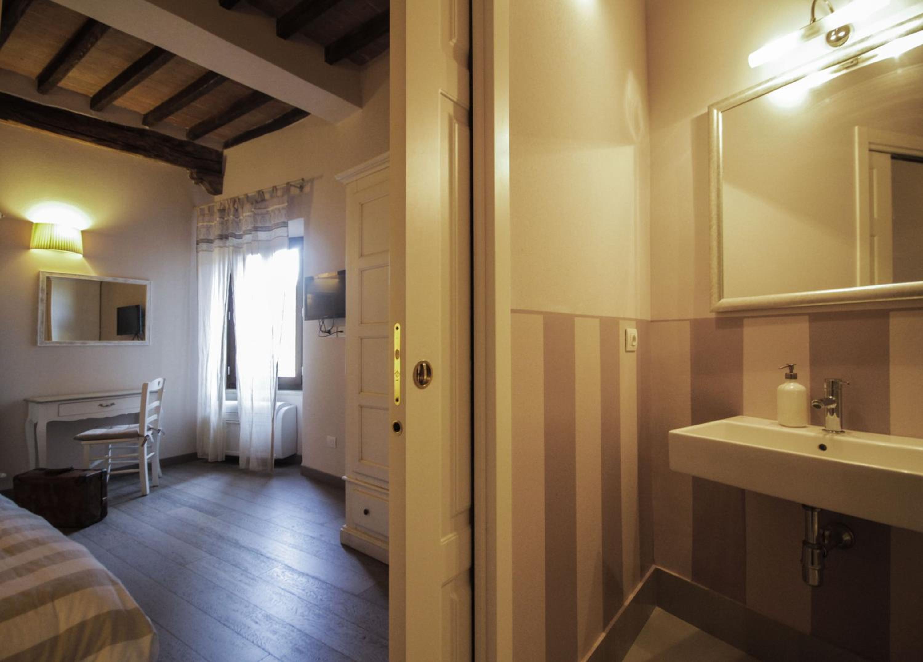 Double Room - Photo 14
