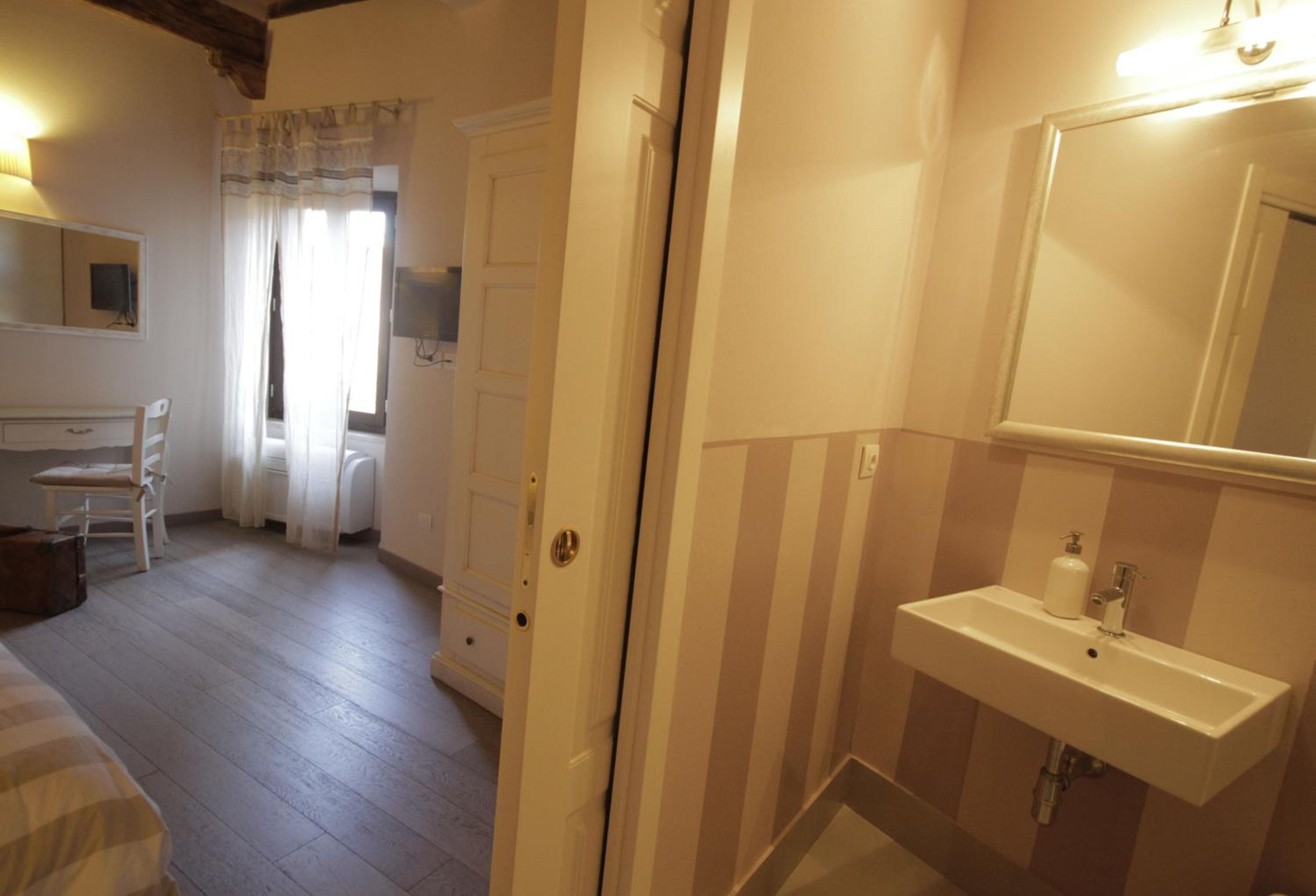 Double Room - Photo 13