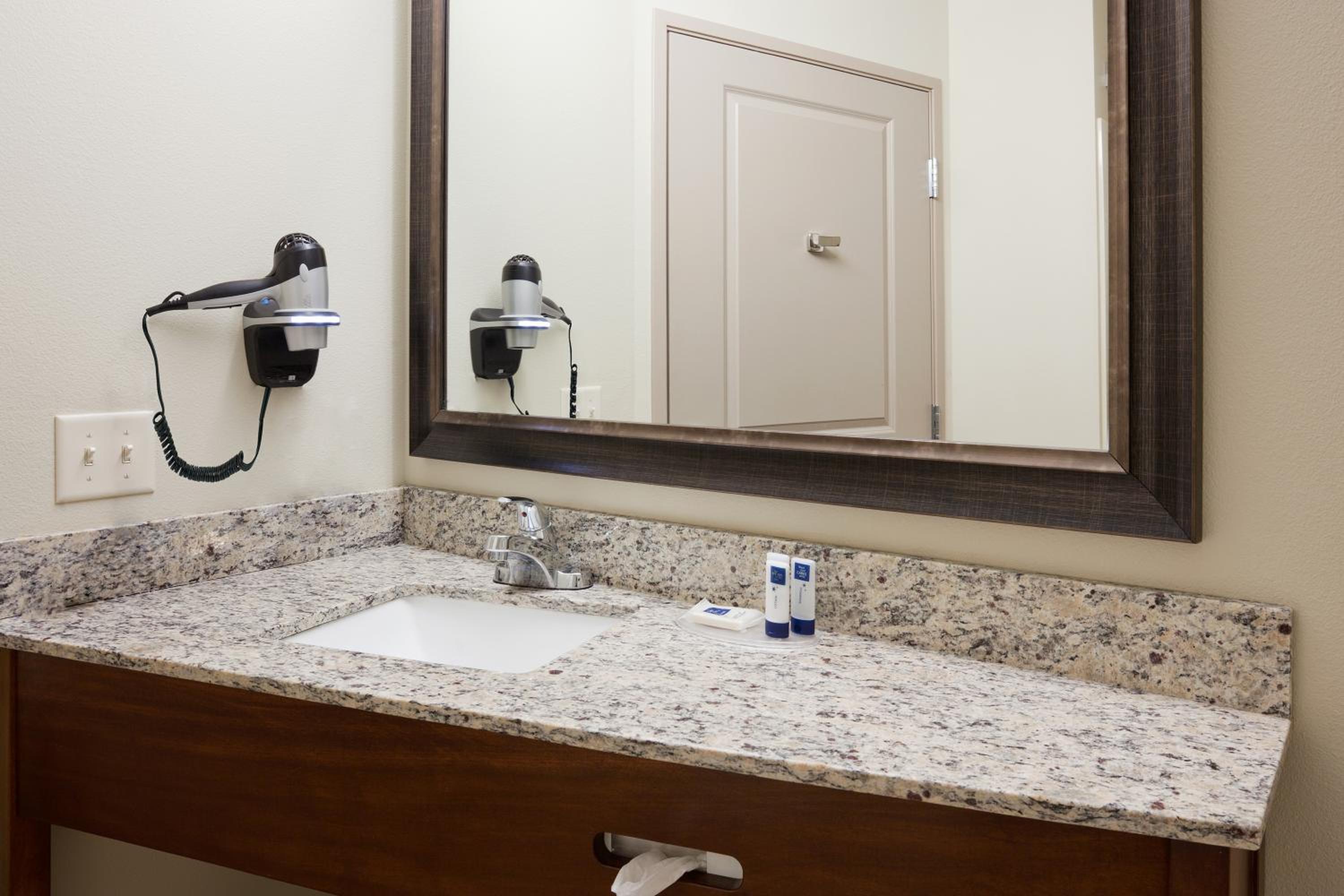 Deluxe Queen Room - Mobility Access/Non-Smoking photo 2