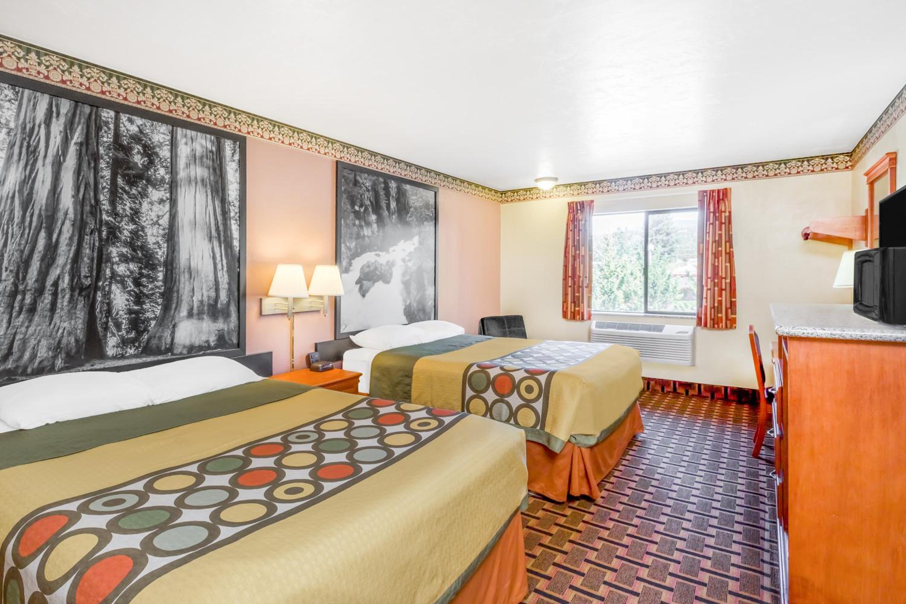 Queen Room with Two Queen Beds - Non-Smoking - Photo 3