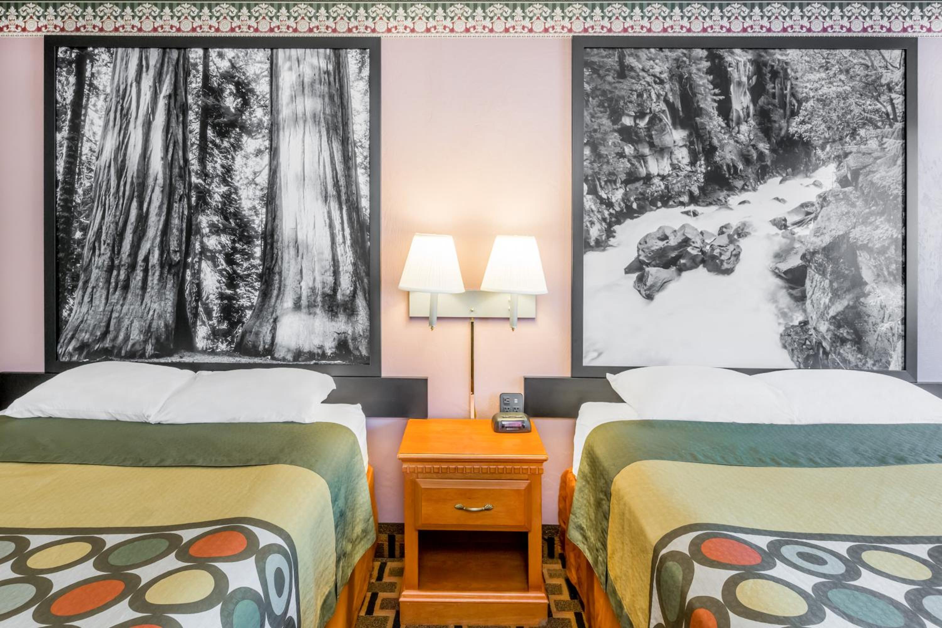 Queen Room with Two Queen Beds - Non-Smoking - Photo 2