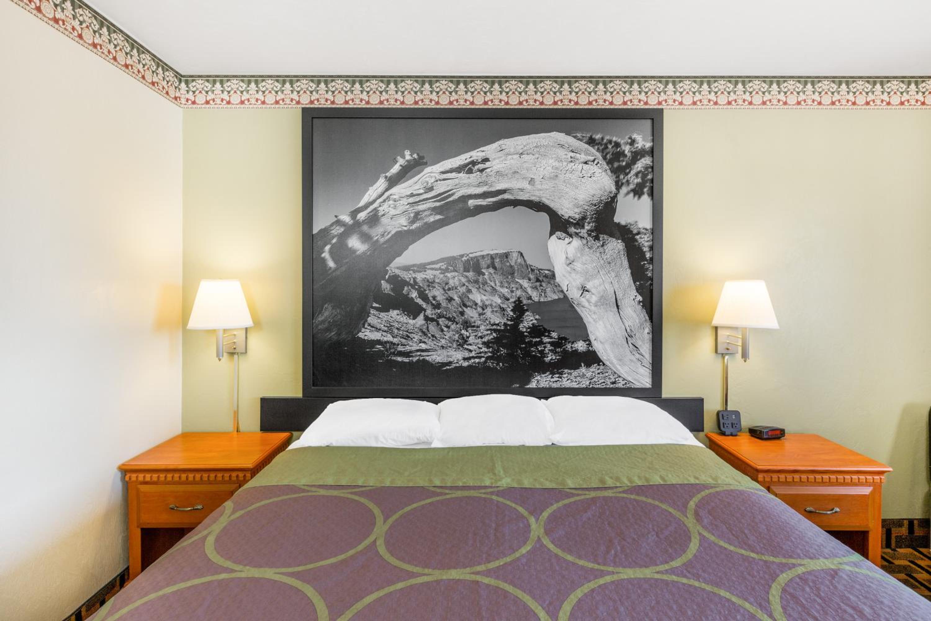 King Room - Non-Smoking - Photo 3