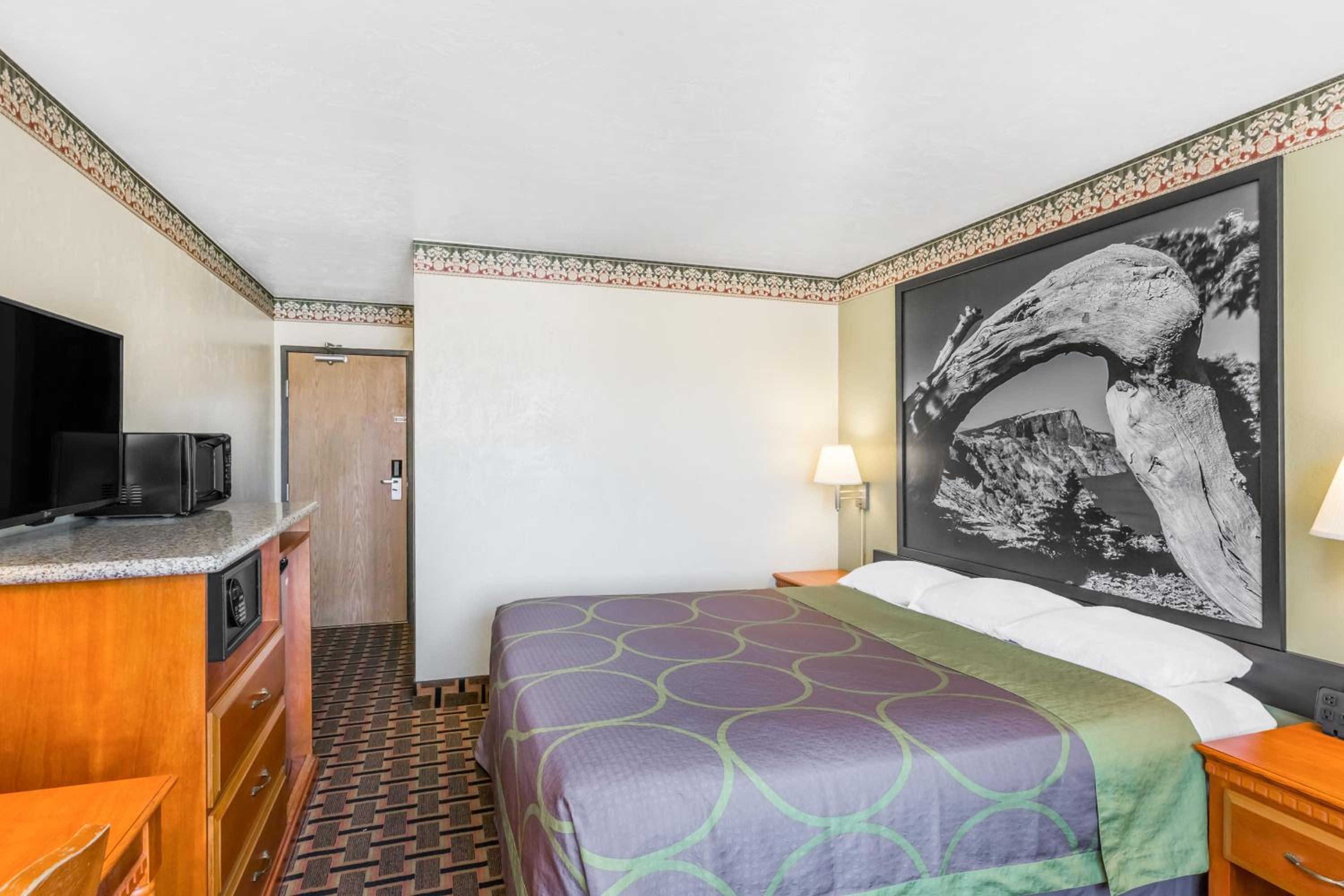 King Room - Non-Smoking - Photo 2