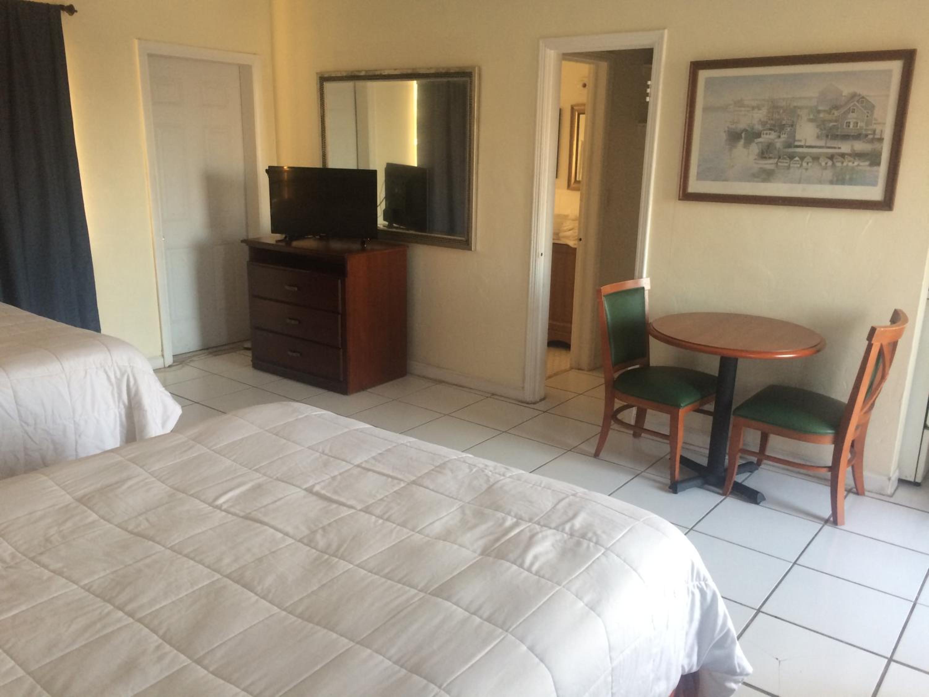 Queen Studio with Two Queen Beds photo 3