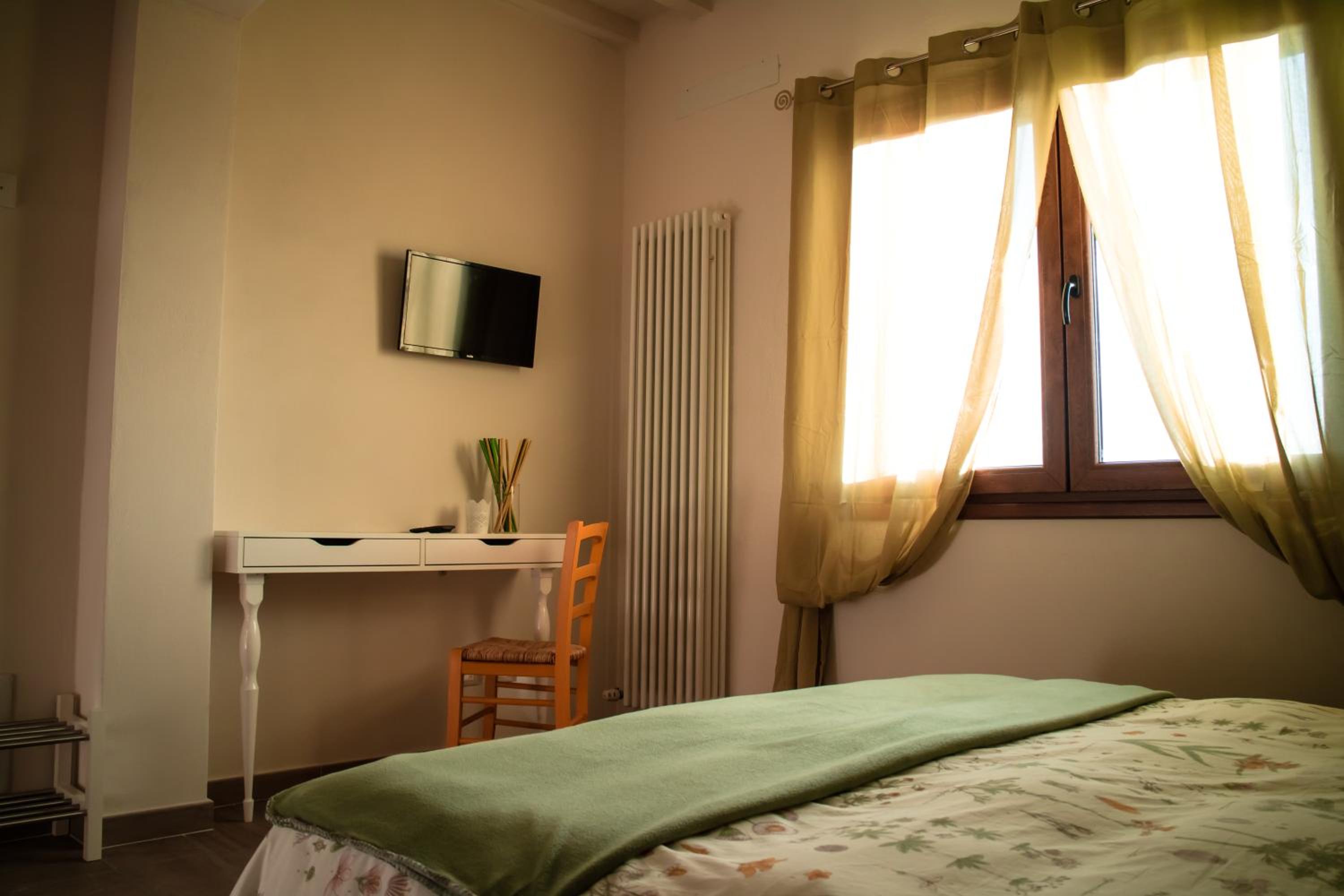 Double Room with Lake View - Photo 2