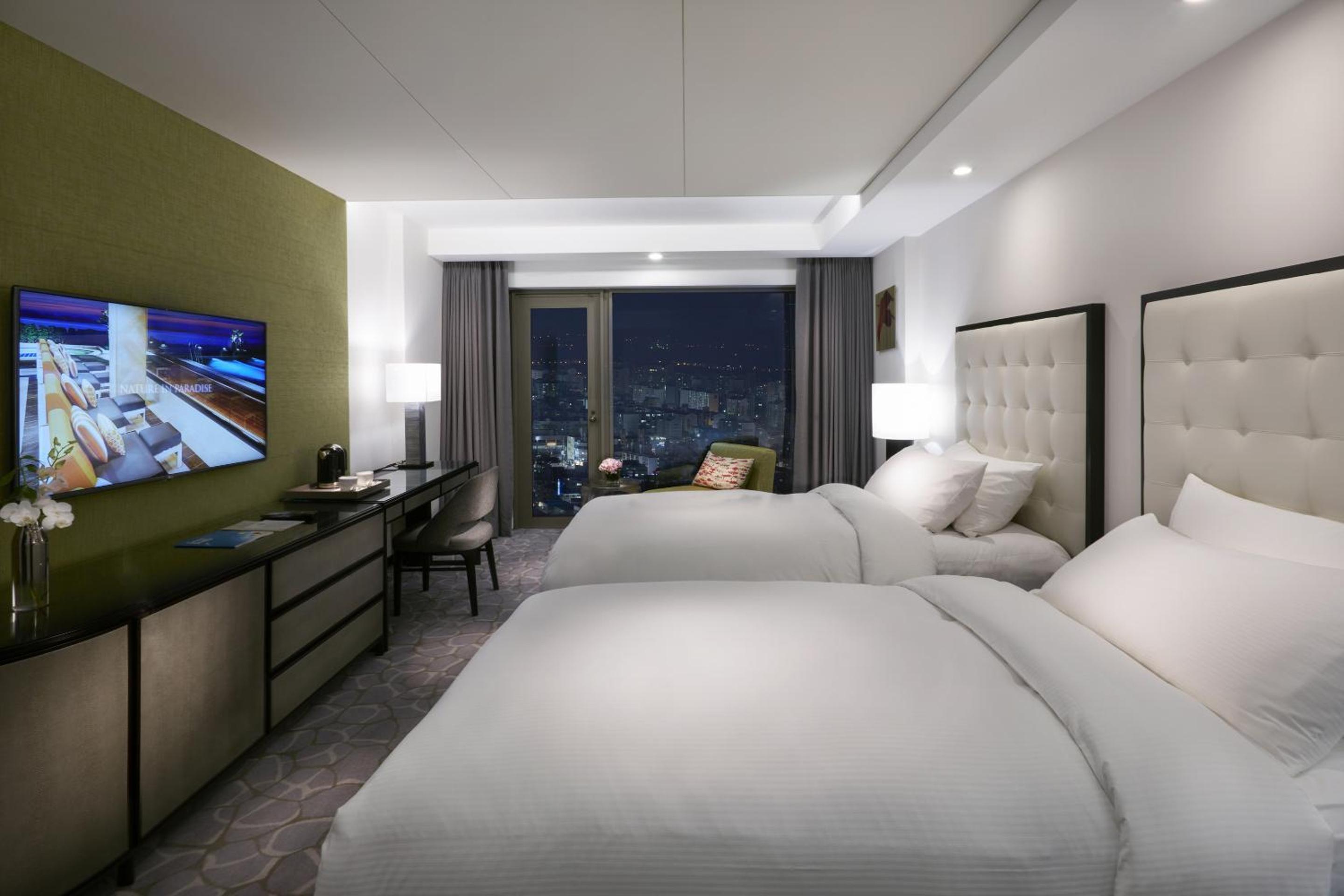Staycation Offer - Deluxe Twin Room with City View - Main Building - Photo 1