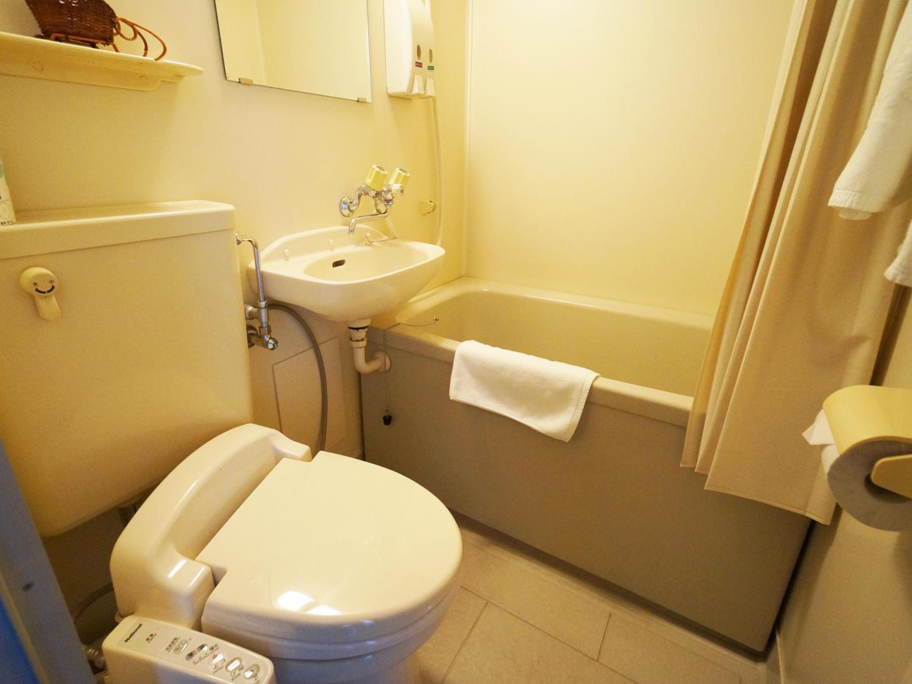 Twin Room - Non-Smoking photo 2