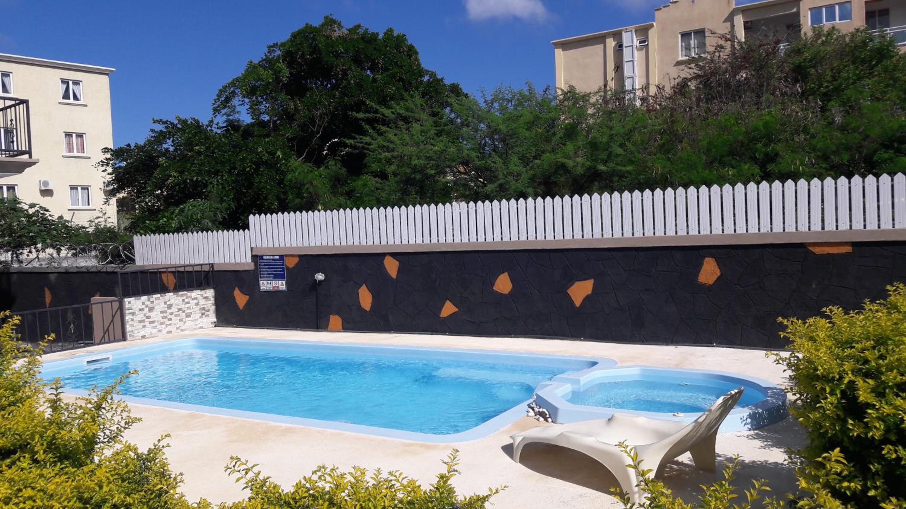 Apartment with Pool View