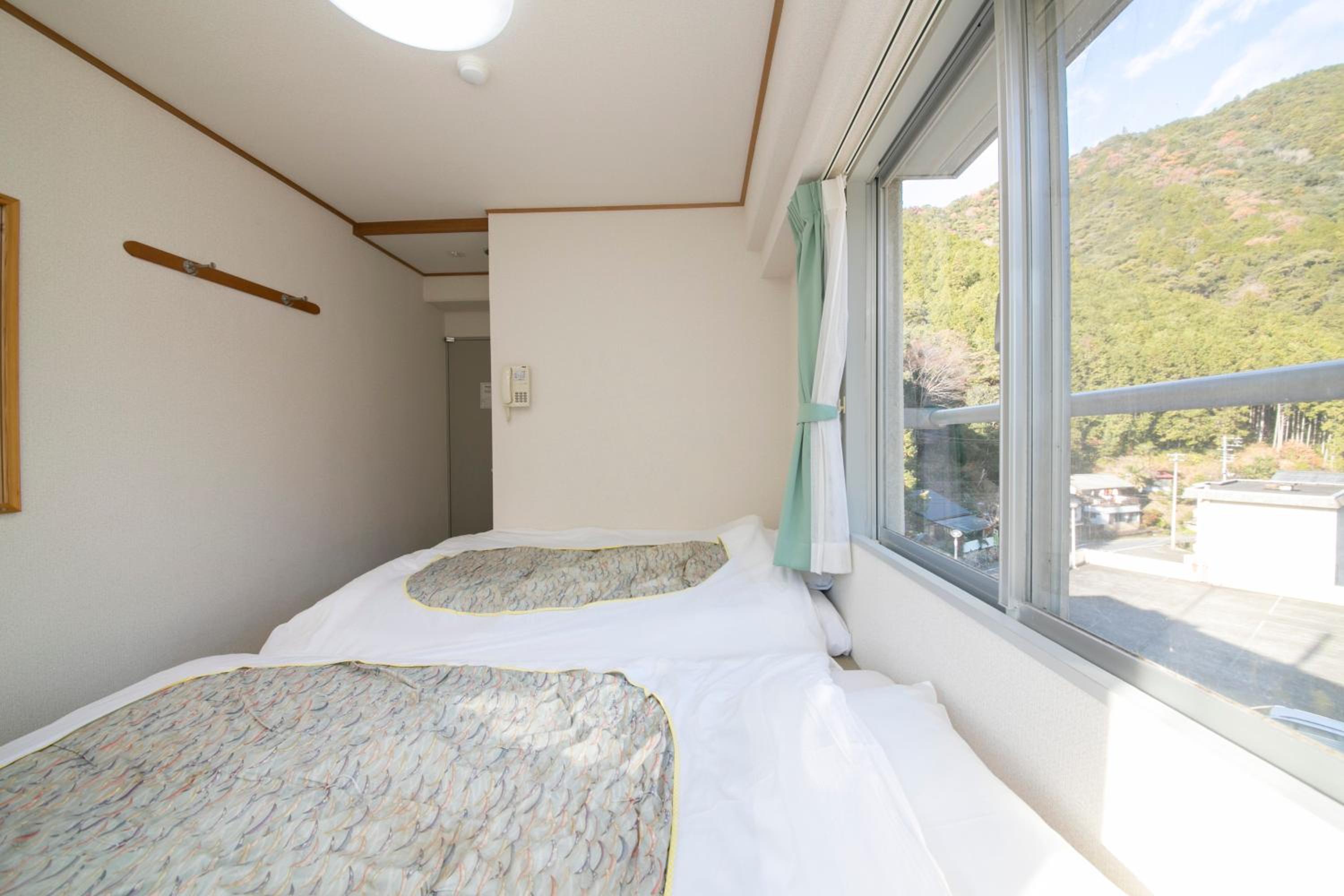 Japanese Style Twin Room with Shared Bathroom - Smoking photo 3