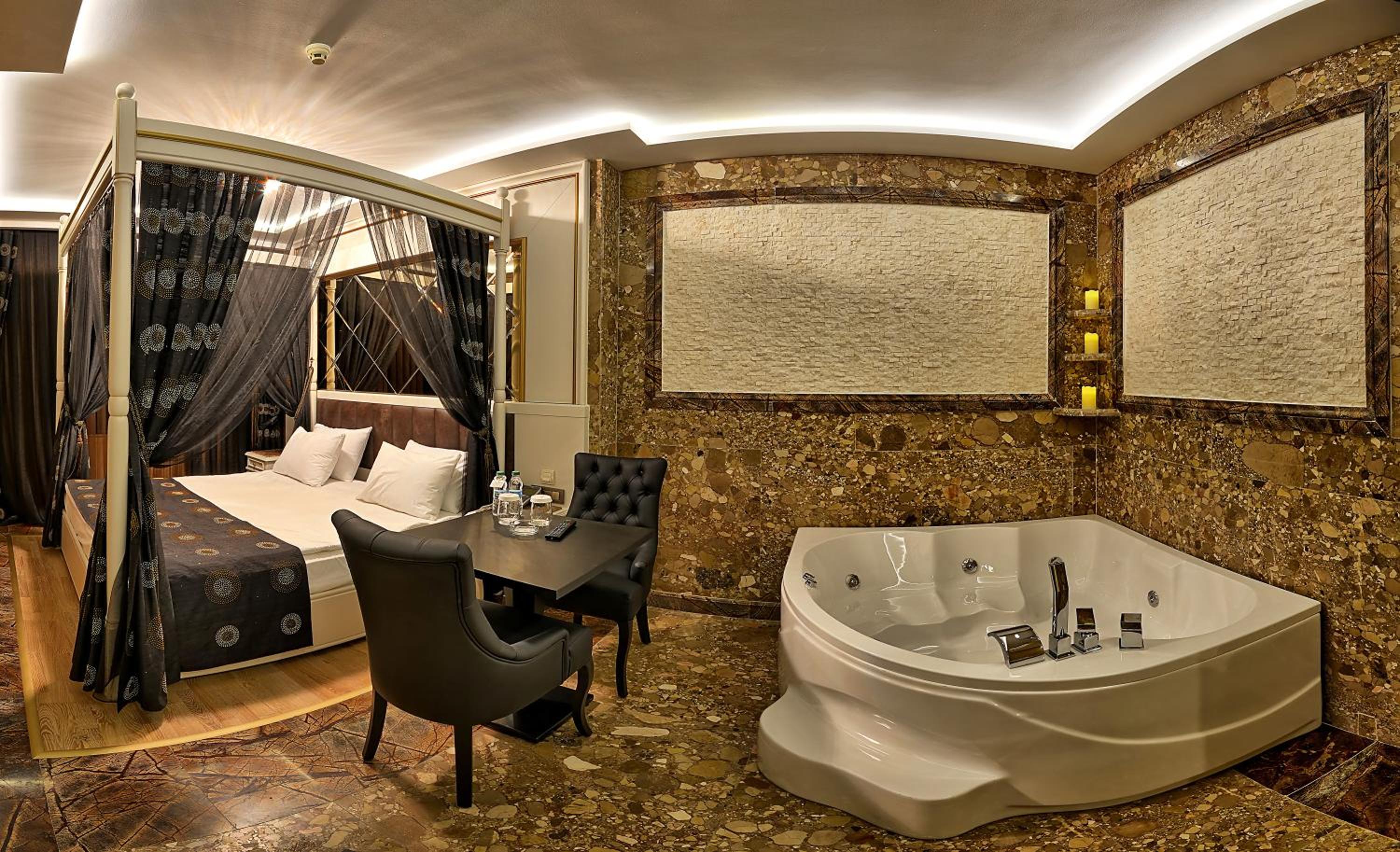 Deluxe Suite with Spa Bath photo 2