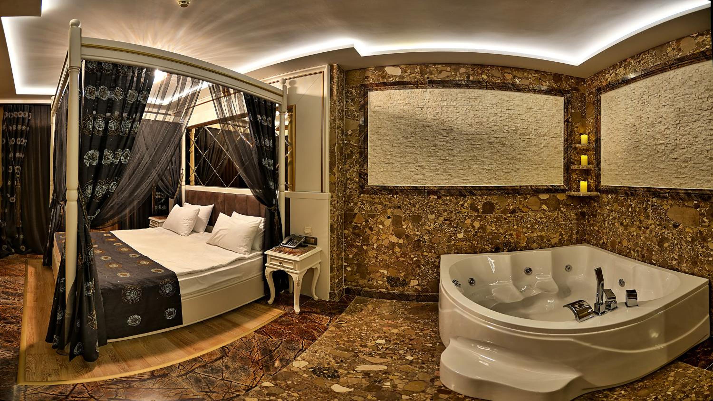 Deluxe Suite with Spa Bath photo 1