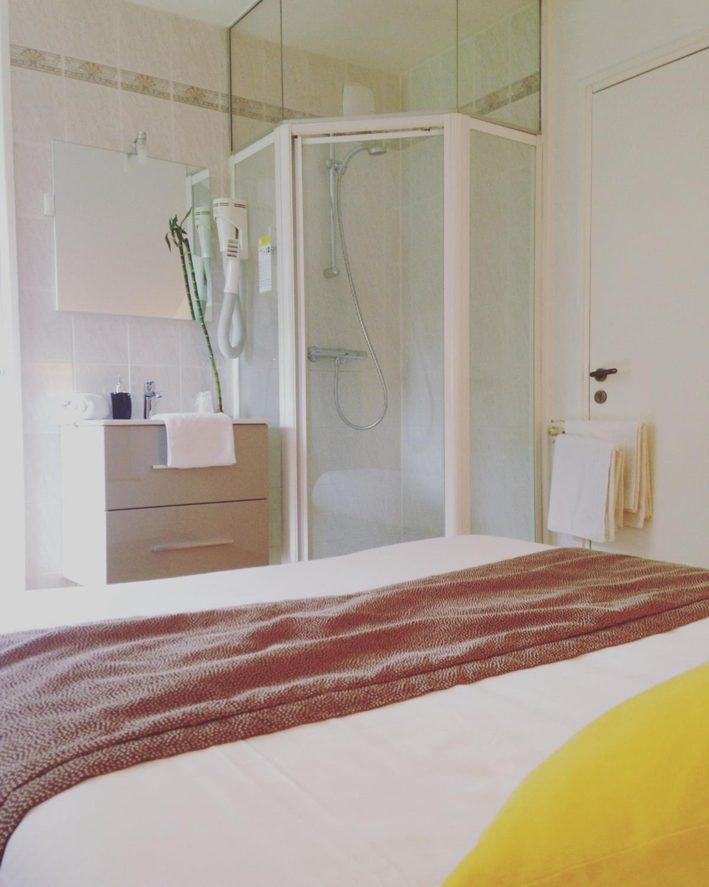 Standard Double Room - Photo 7