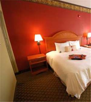 King Room with King Bed - Non-Smoking - Photo 3