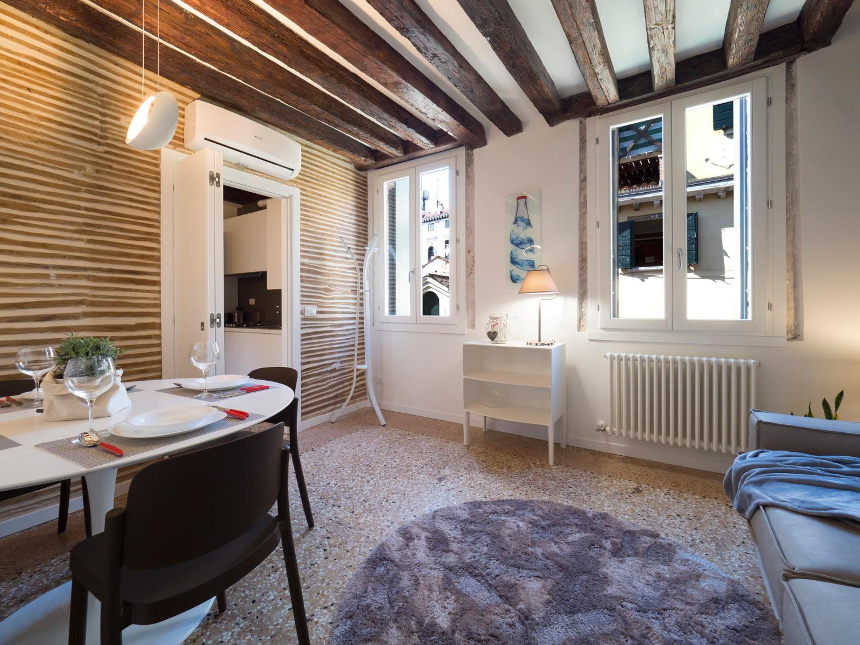 Two-Bedroom Apartment - Split Level photo 2