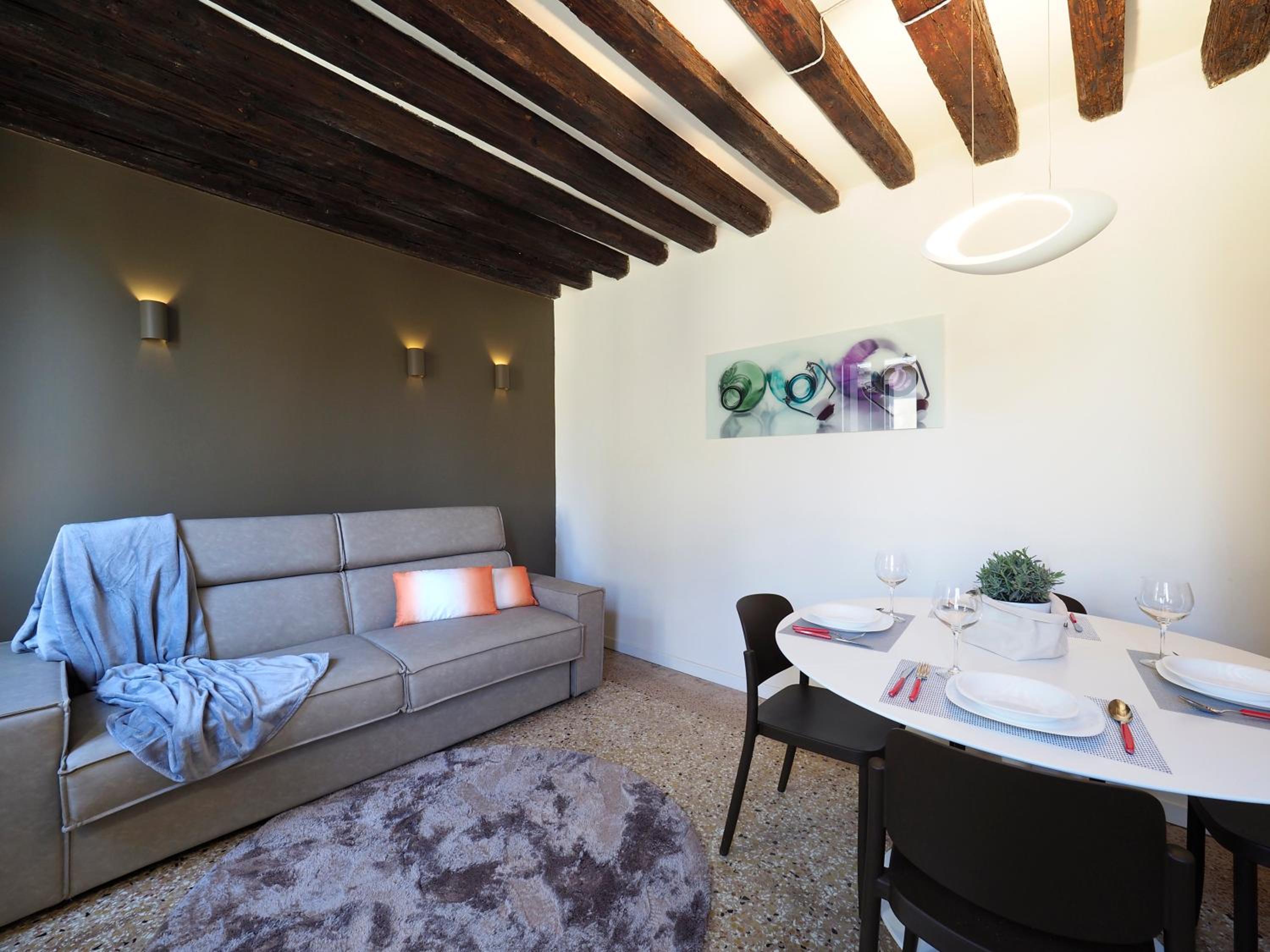 Two-Bedroom Apartment - Split Level photo 2