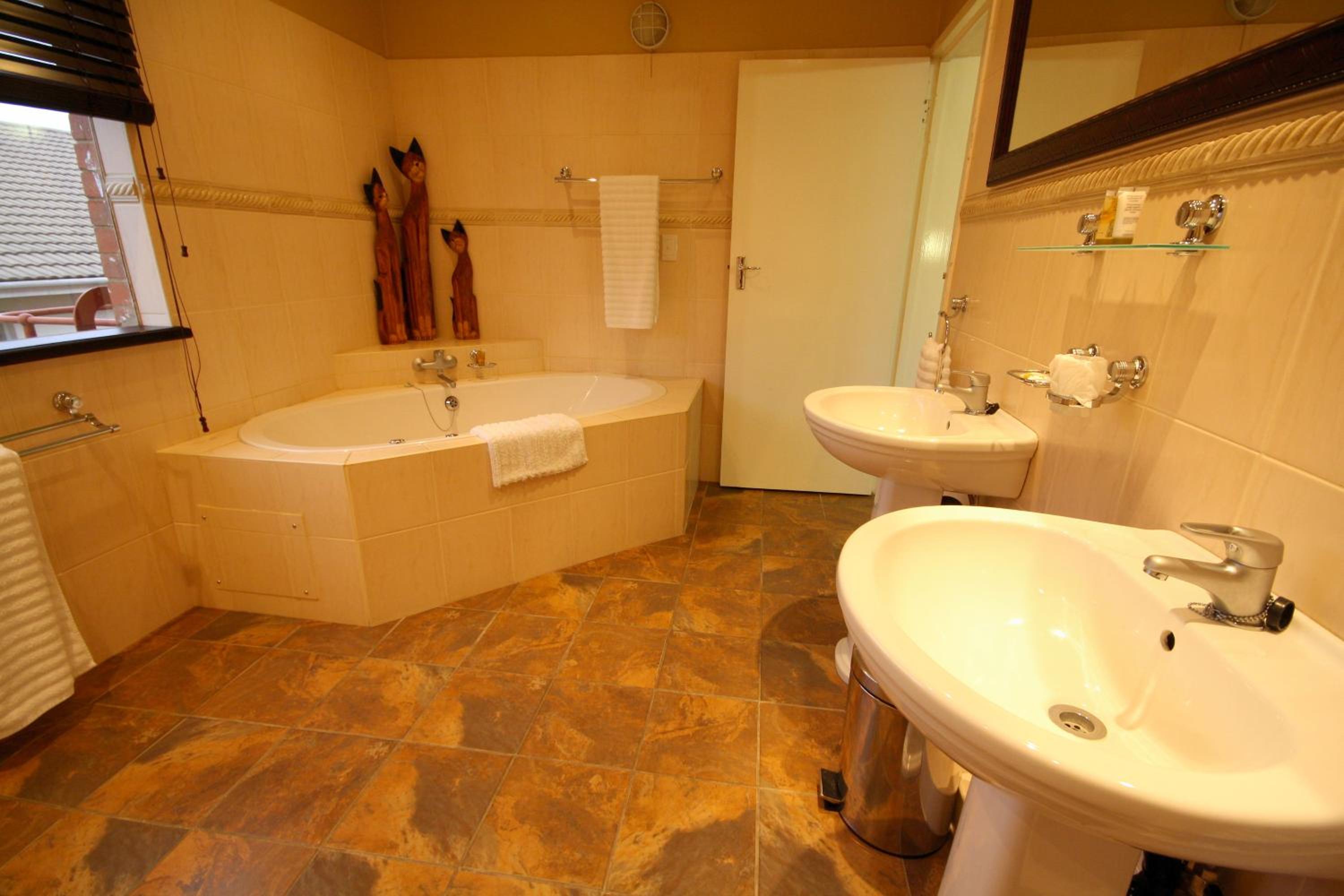 Suite with Spa Bath photo 3