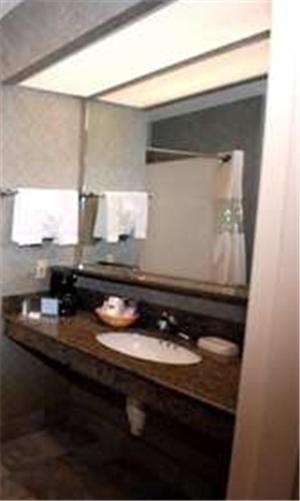 King Room with King Bed - Non-Smoking - Photo 4
