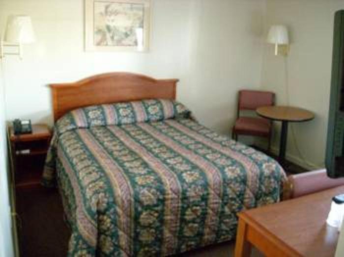 Queen Room - Non-Smoking photo 3