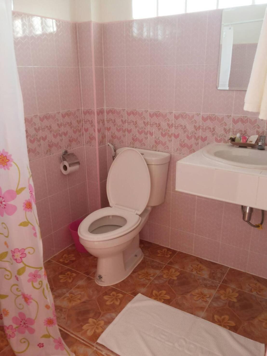Standard Queen Room - Photo 21