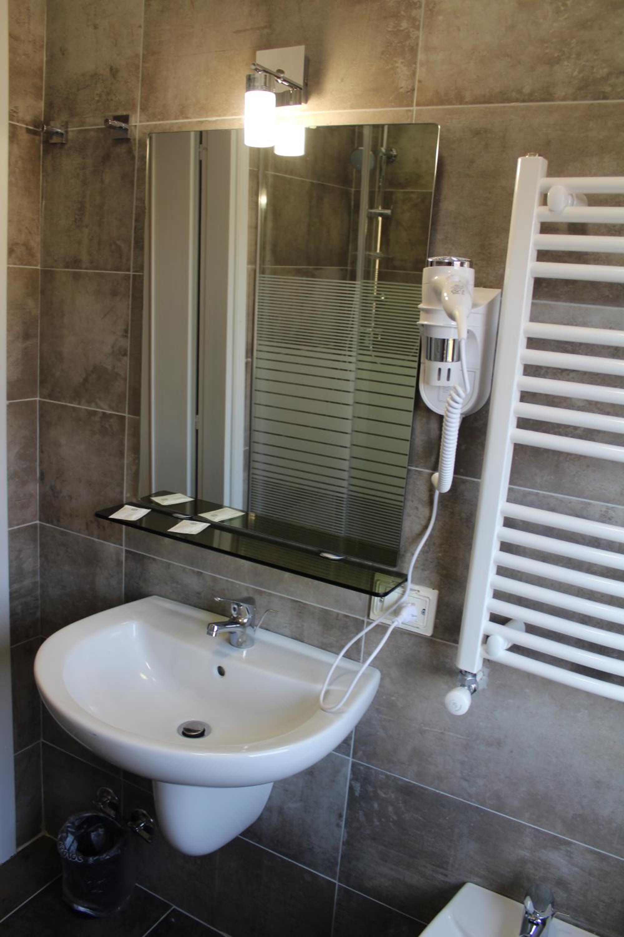 Double Room - Photo 12
