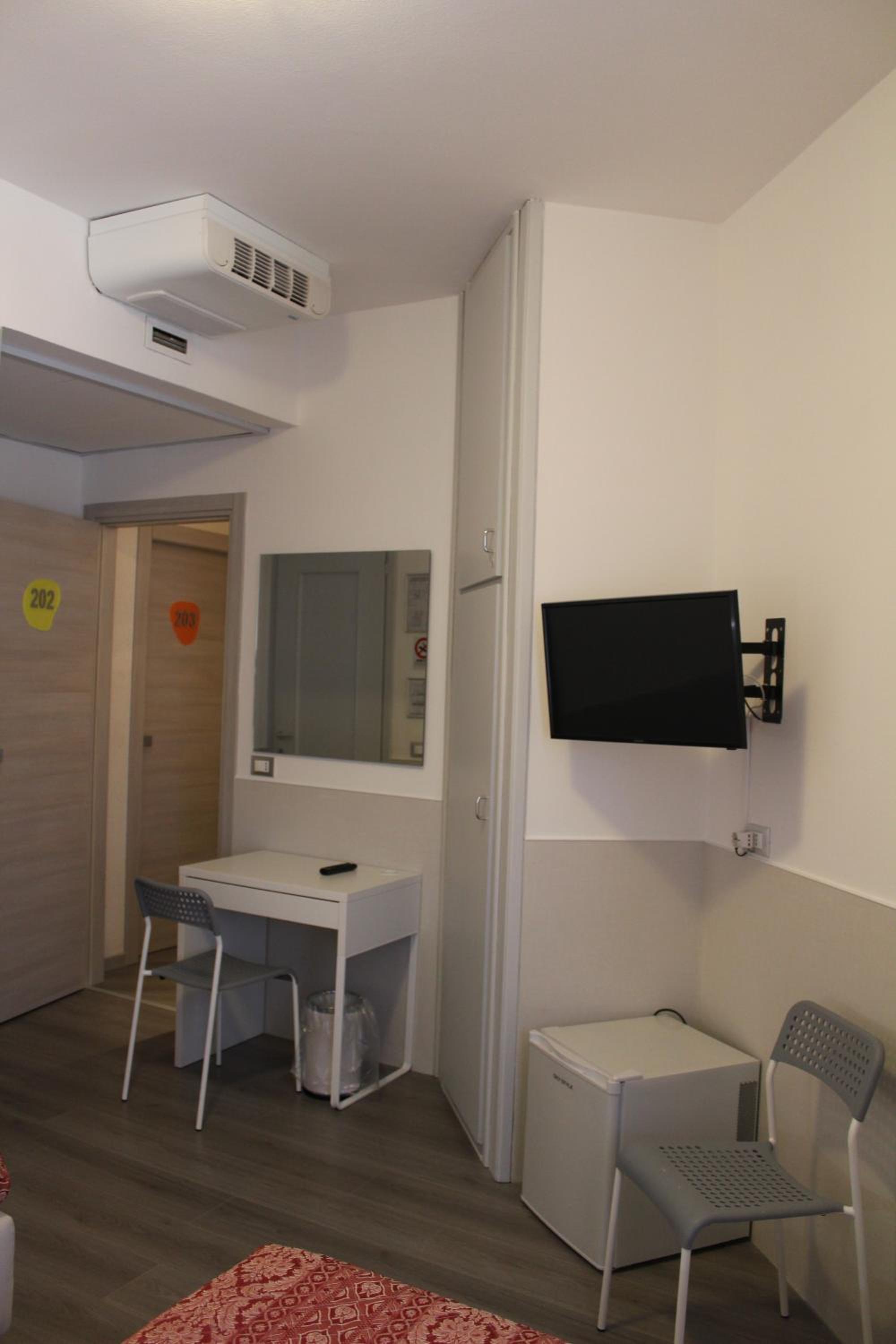 Double Room - Photo 7