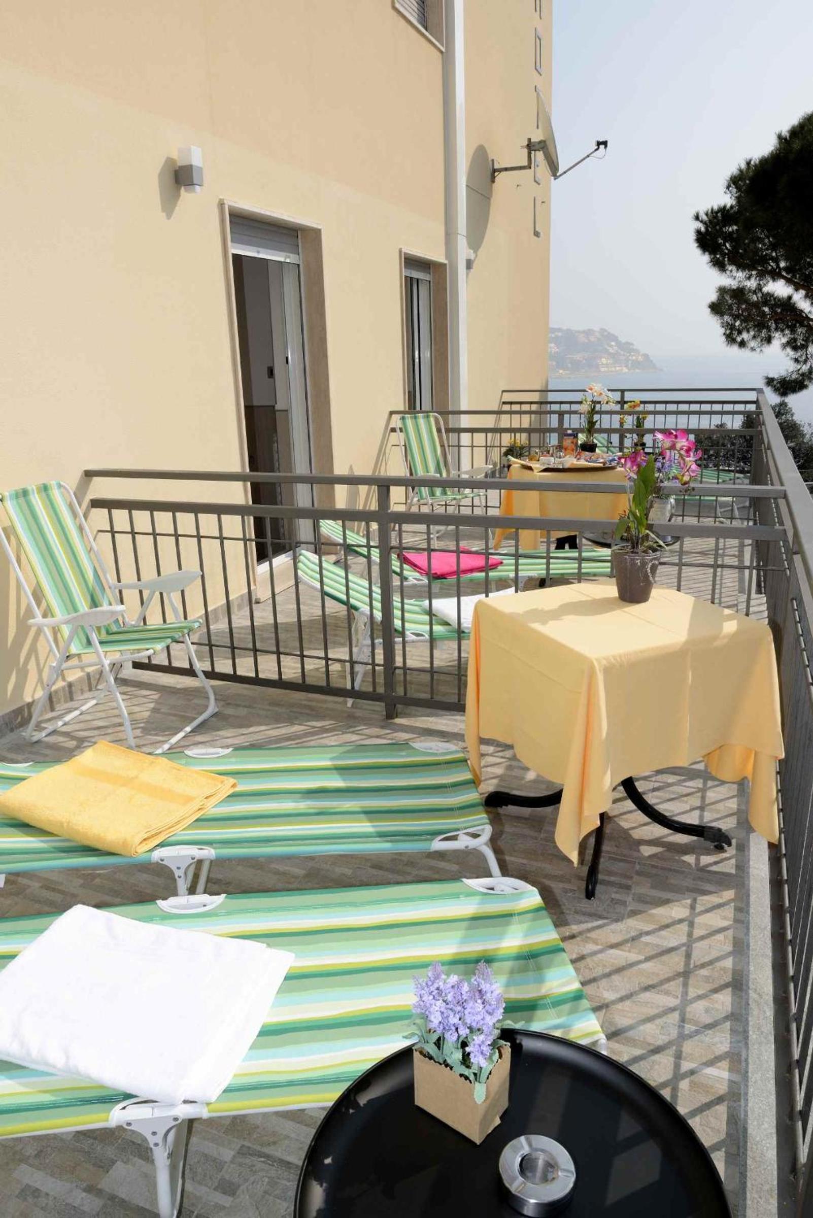 Double Room with Terrace and Sea View   - Photo 4