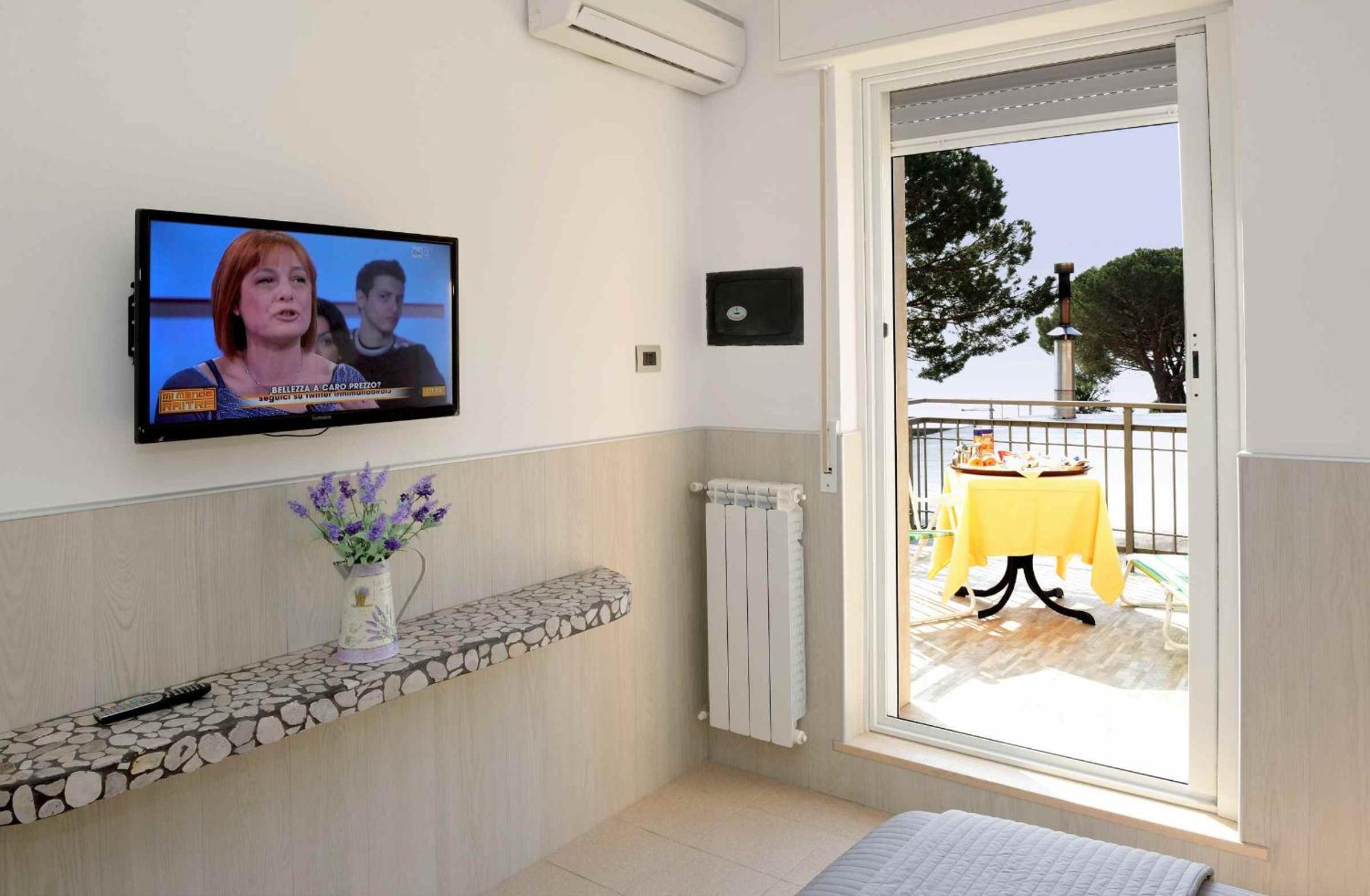 Double Room with Terrace and Sea View   - Photo 10