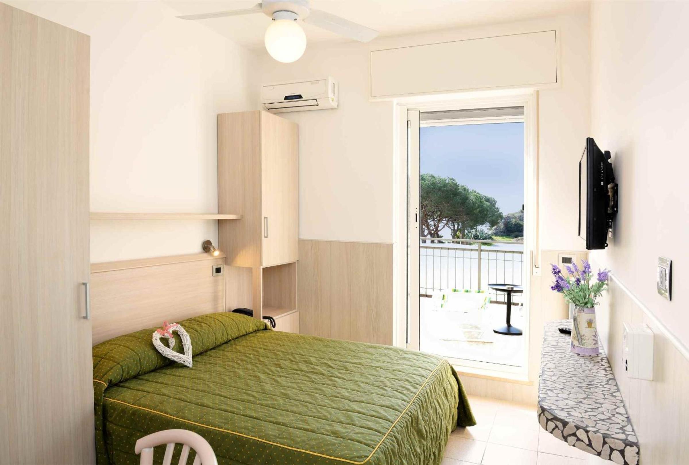 Double Room with Terrace and Sea View   - Photo 17