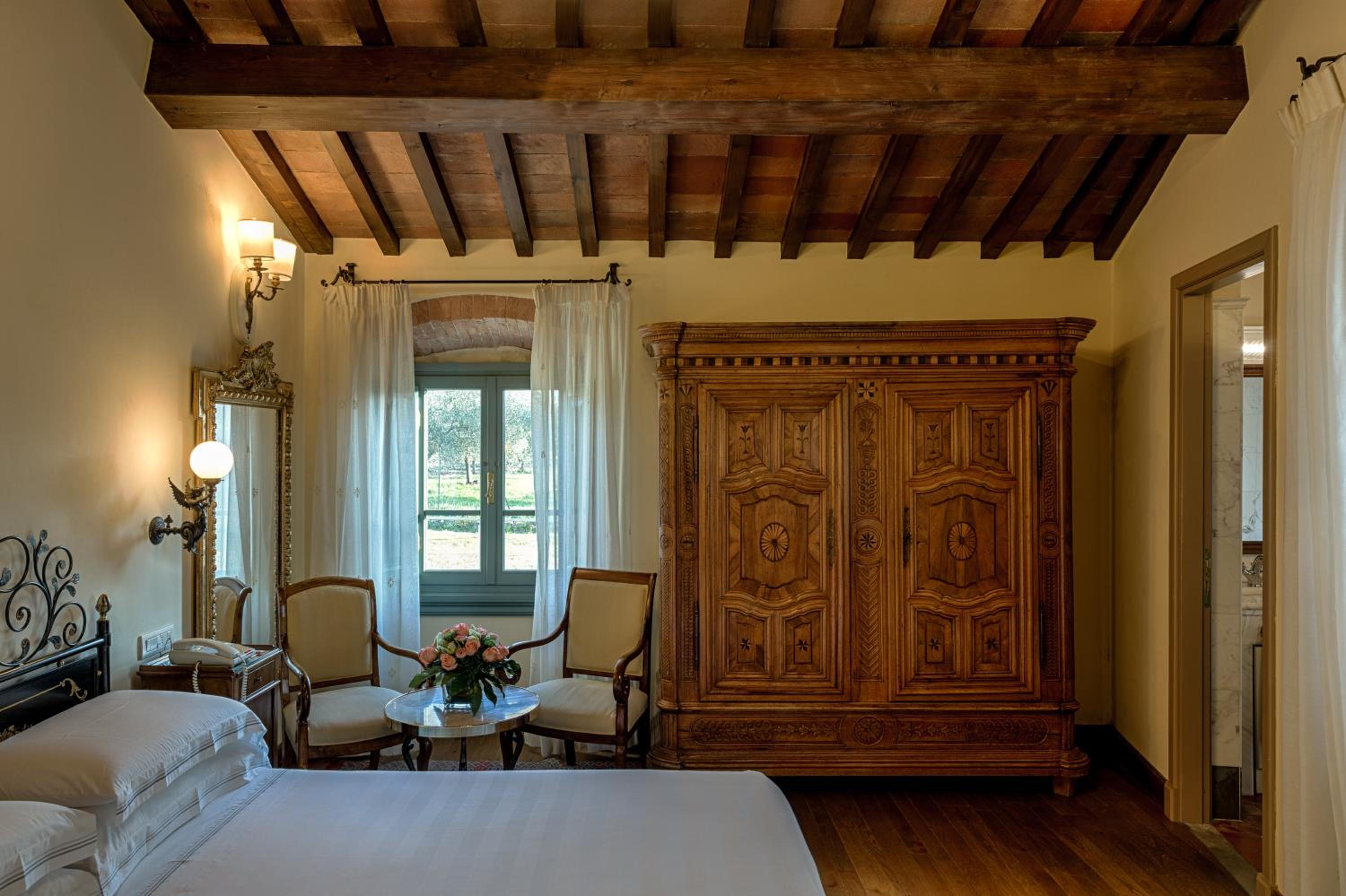 Classic Queen Room with Single Bed thumbnail 5