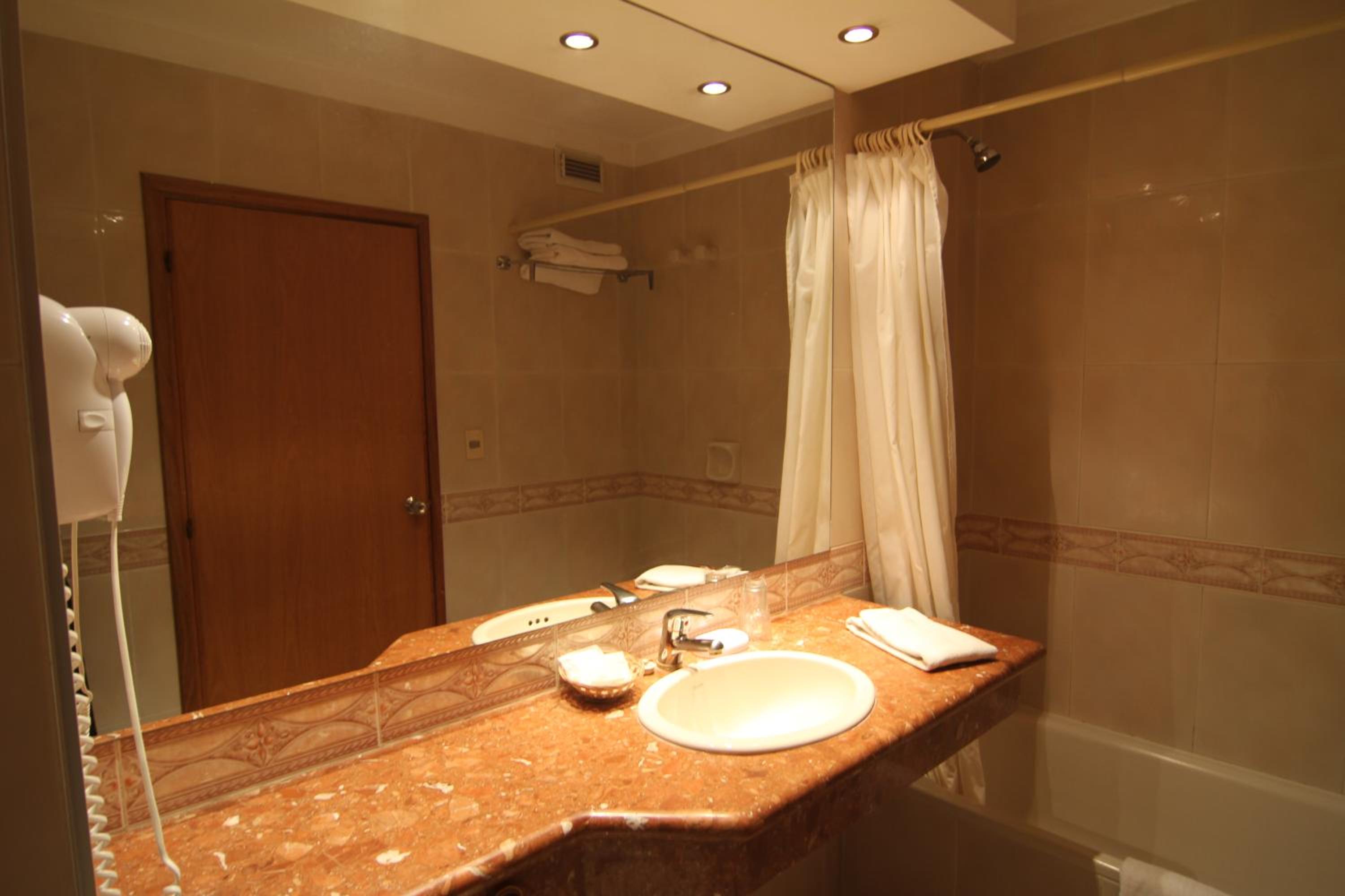 Twin Room - Photo 4