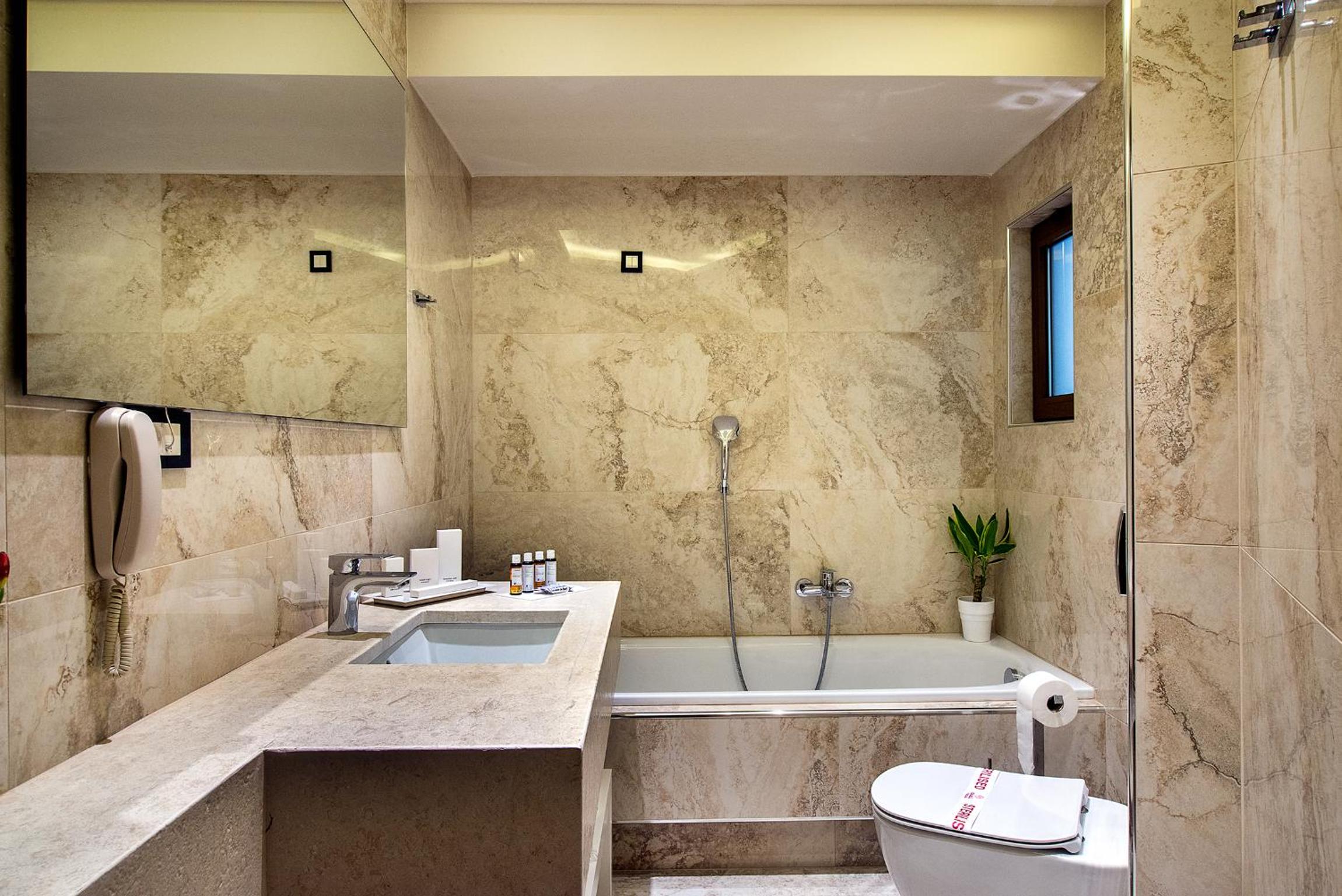Superior Room with Balcony - Photo 10