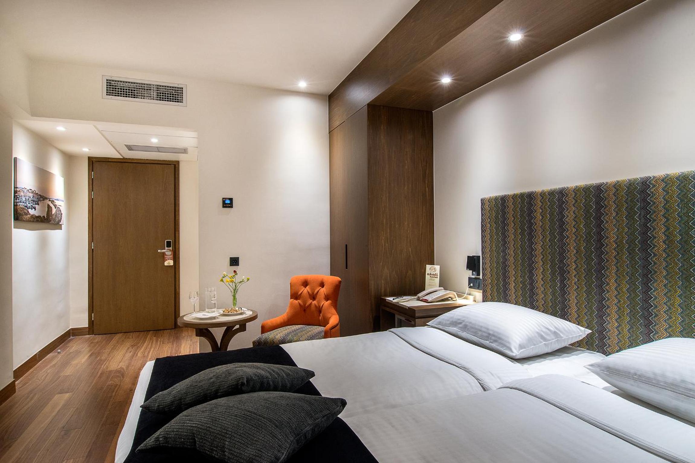 Superior Room with Balcony - Photo 5