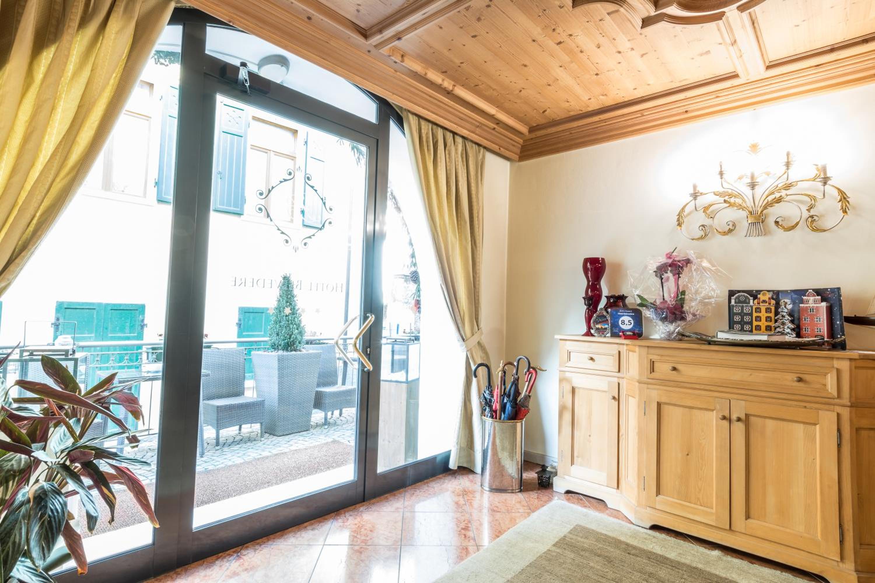 Family Room with Lake View - Photo 4
