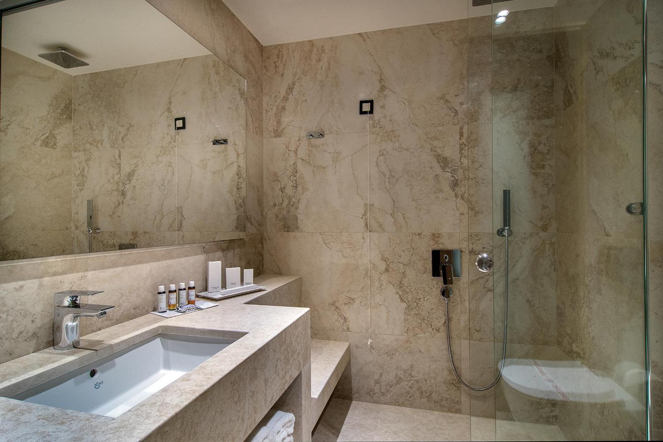 Superior Room with Balcony - Photo 9