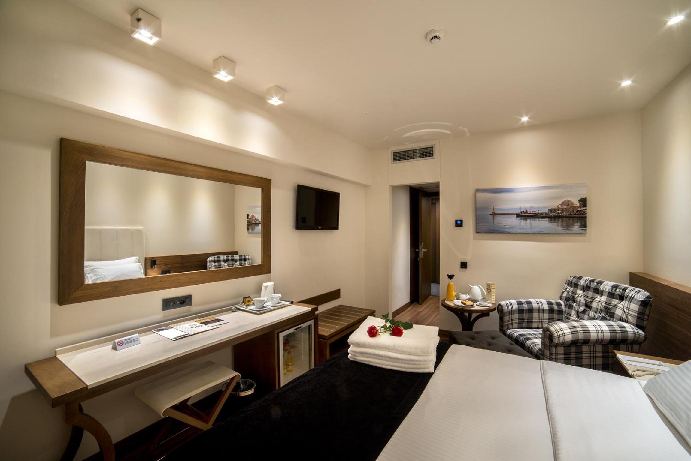 Superior Room with Balcony - Photo 2