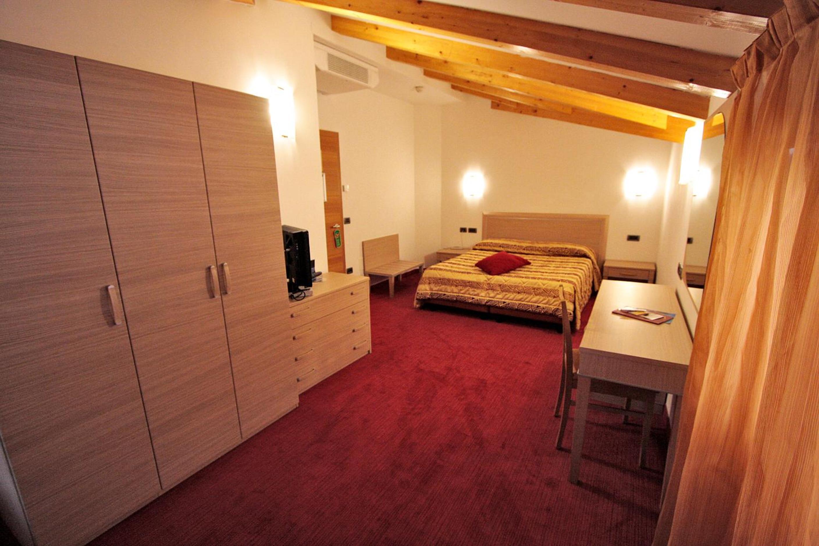 Deluxe Triple Room - Photo 3