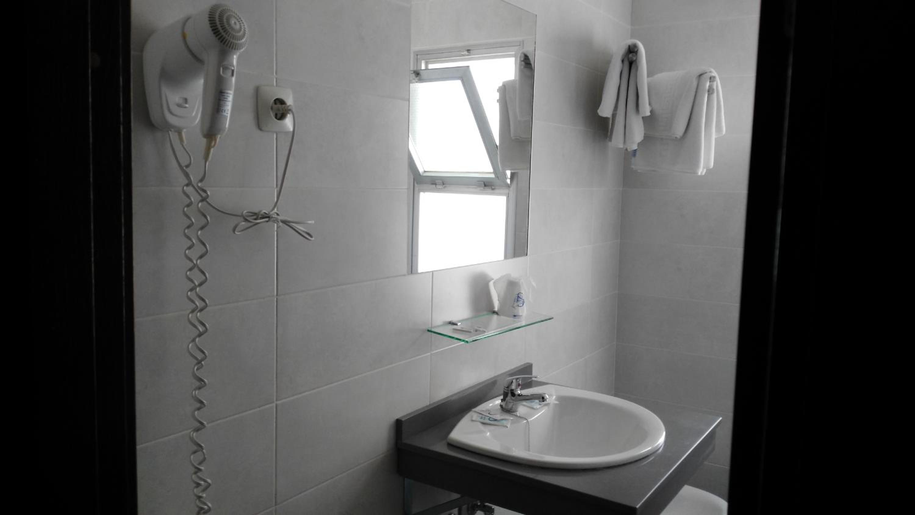 Twin Room - Photo 7