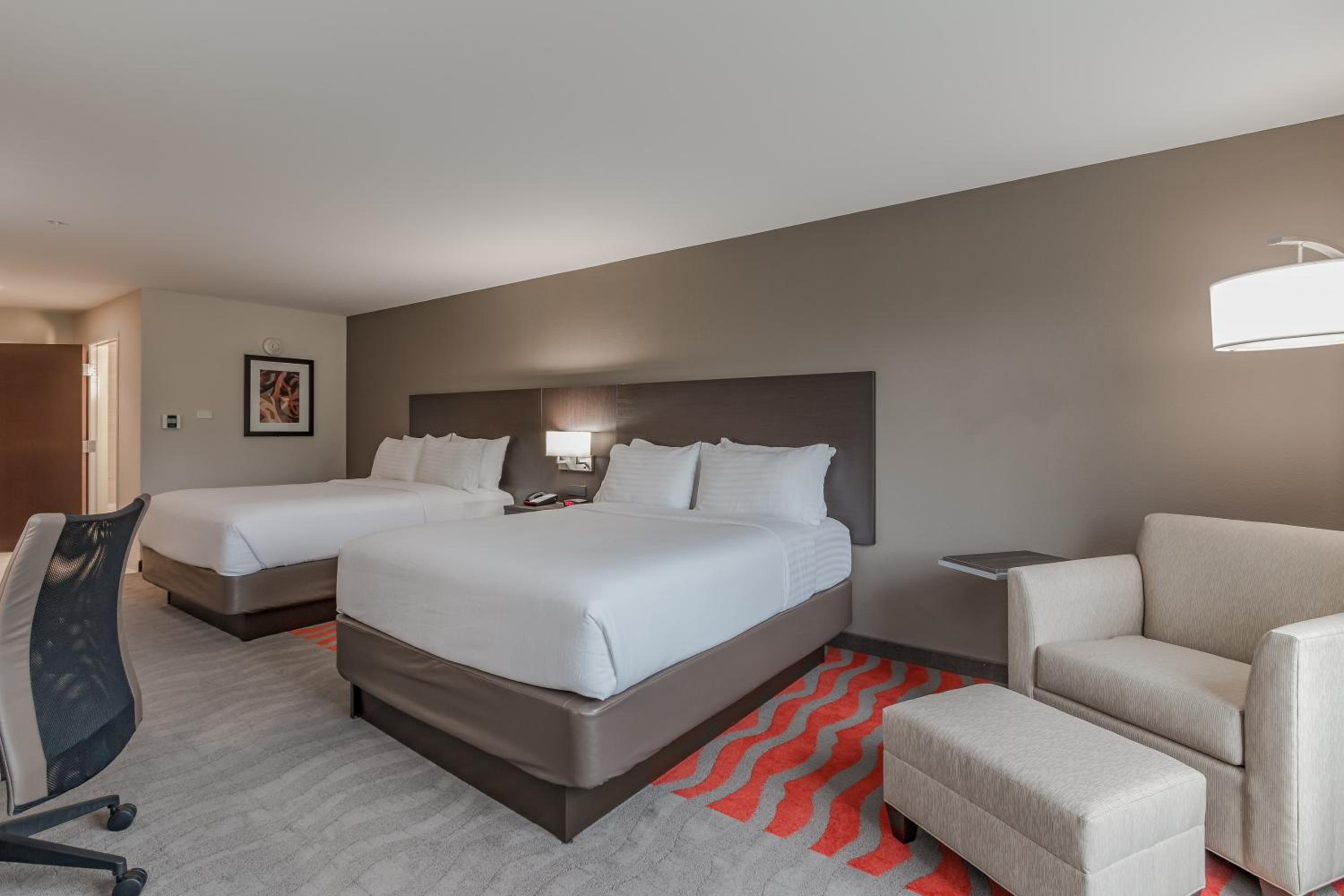 Standard Queen Room with Two Queen Beds and Roll-In Shower - Mobility Access photo 3