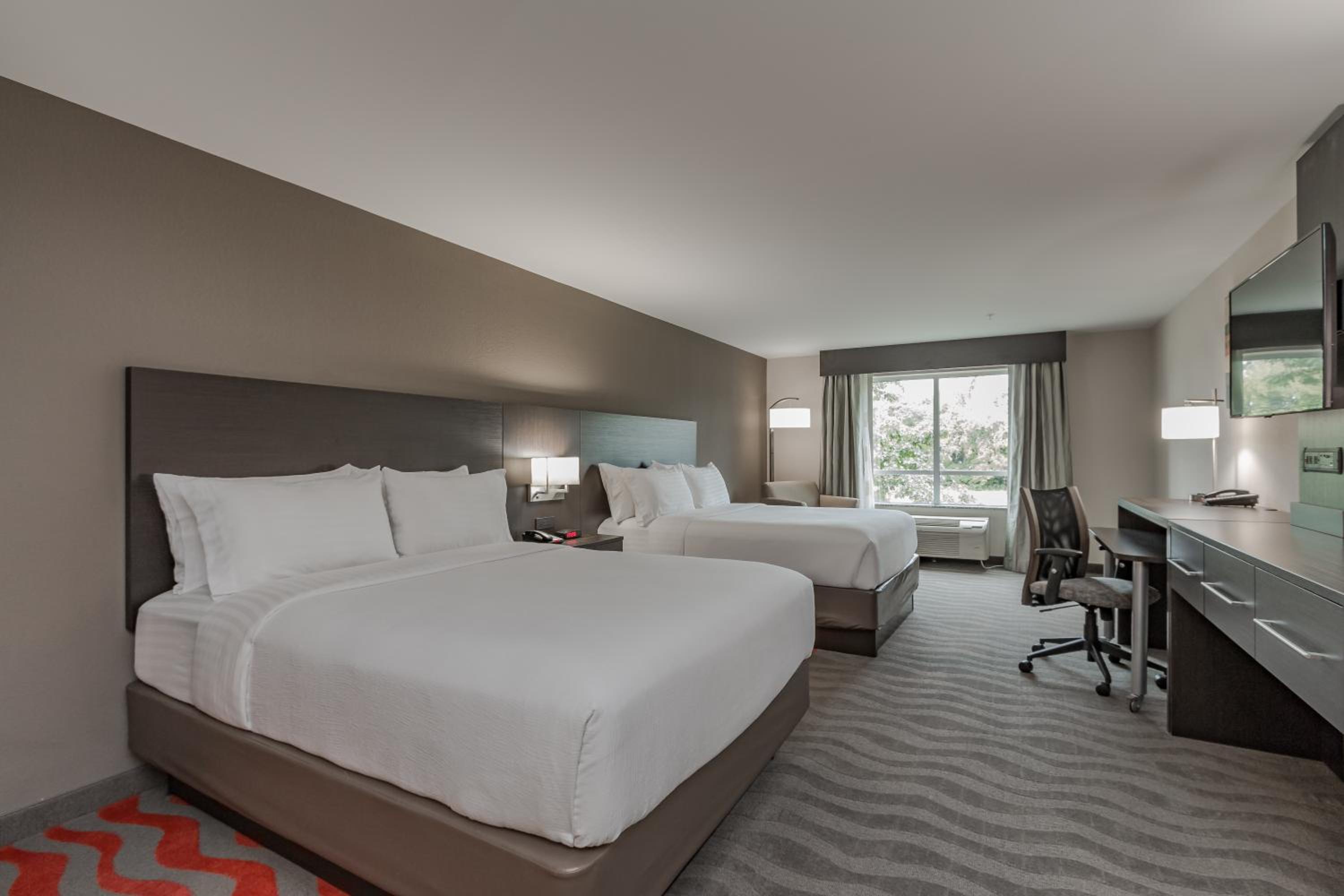 Standard Queen Room with Two Queen Beds and Mobility Accessible Tub photo 3