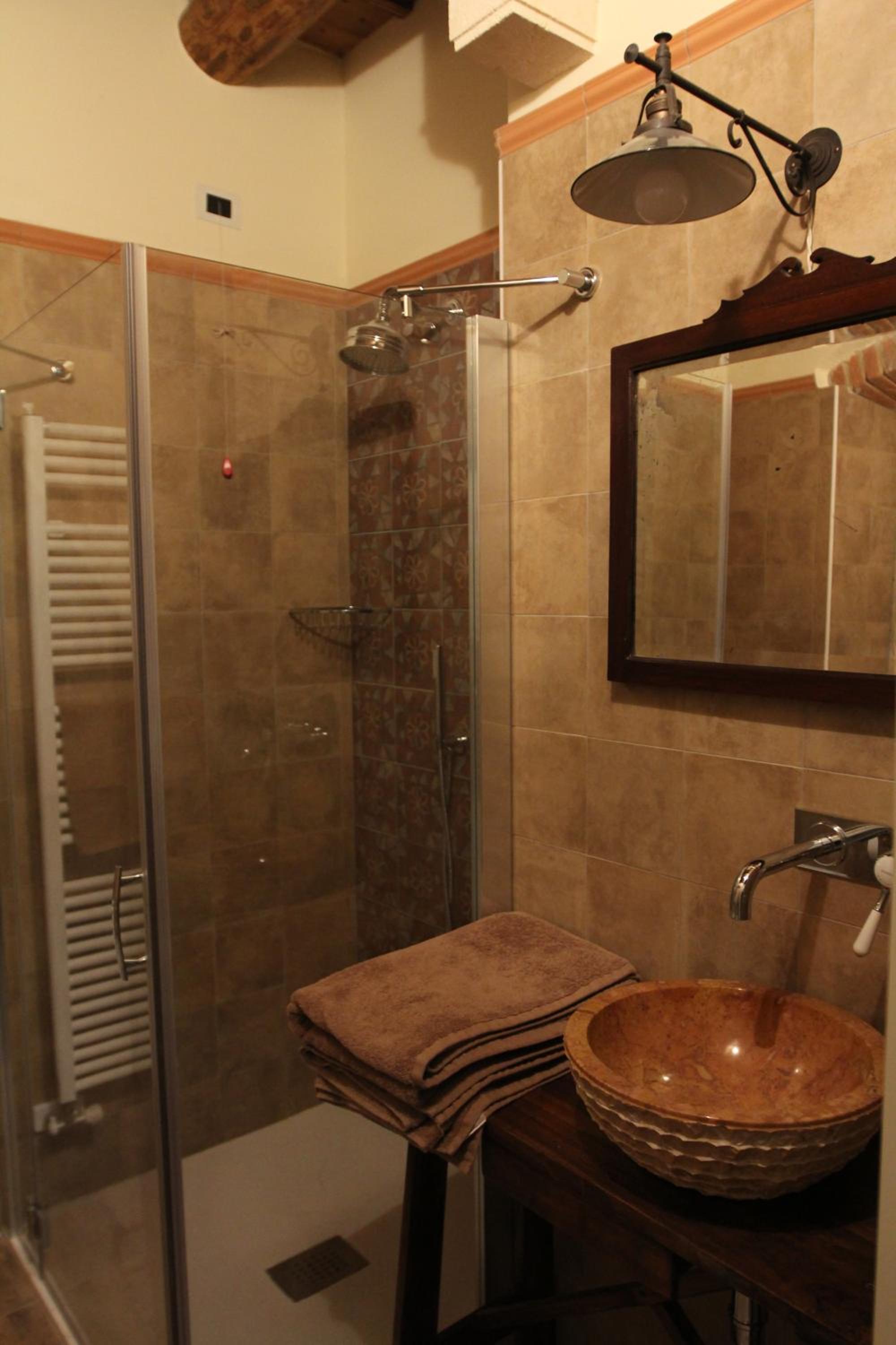 Double Room with Private Bathroom - Photo 12