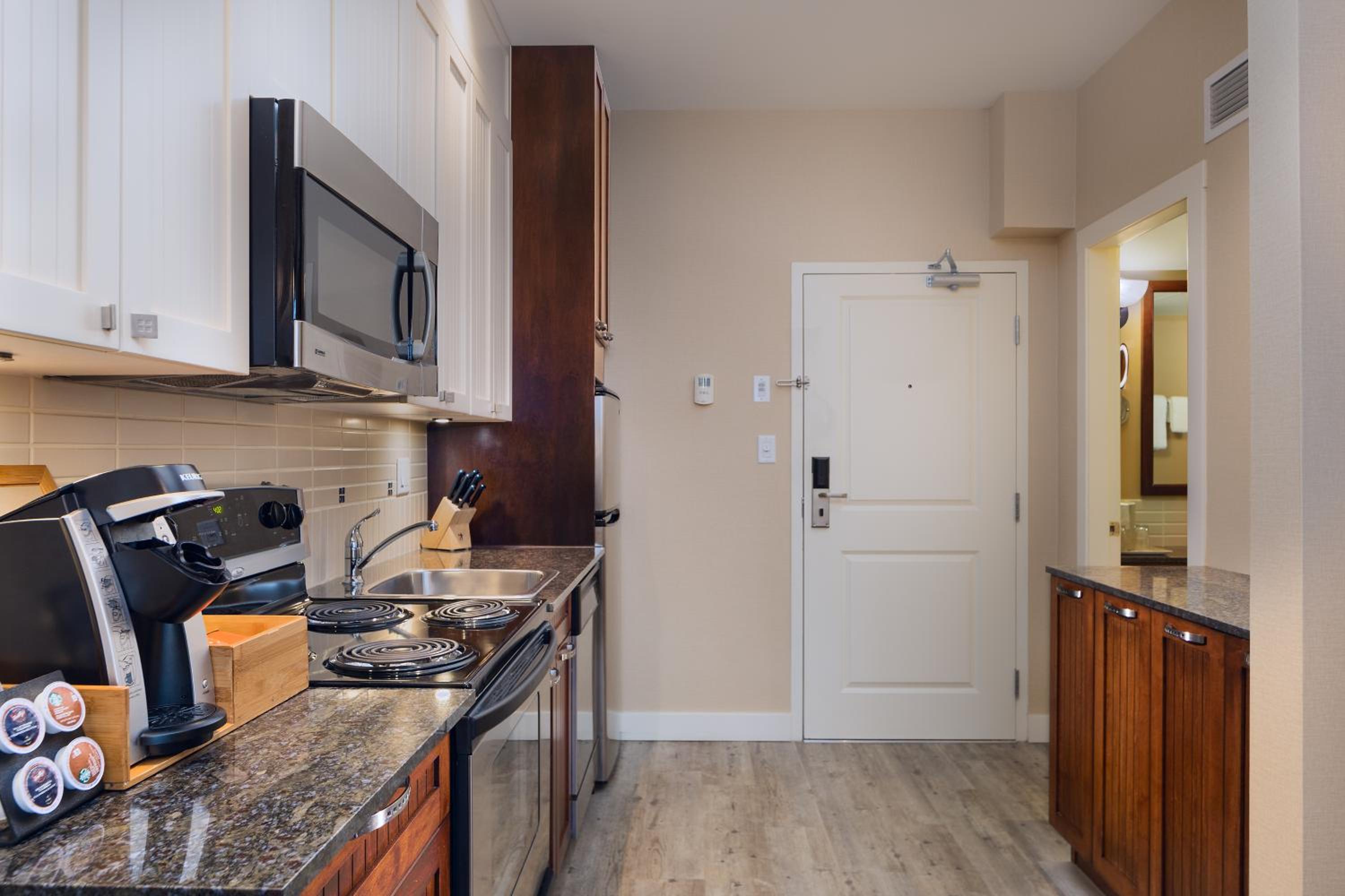One-Bedroom Suite with Partial Lake View photo 2