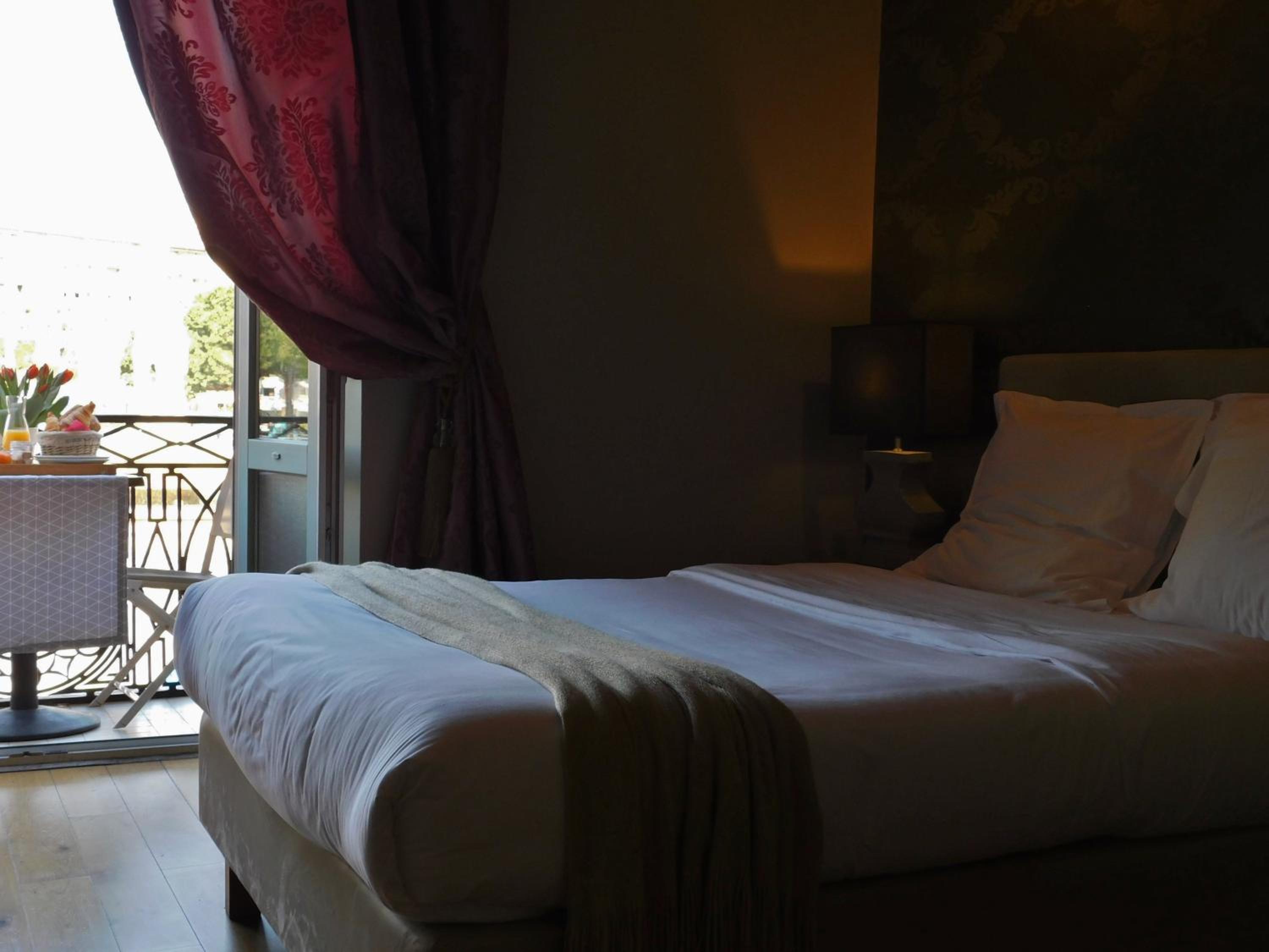 Deluxe Double Room with Balcony thumbnail 6