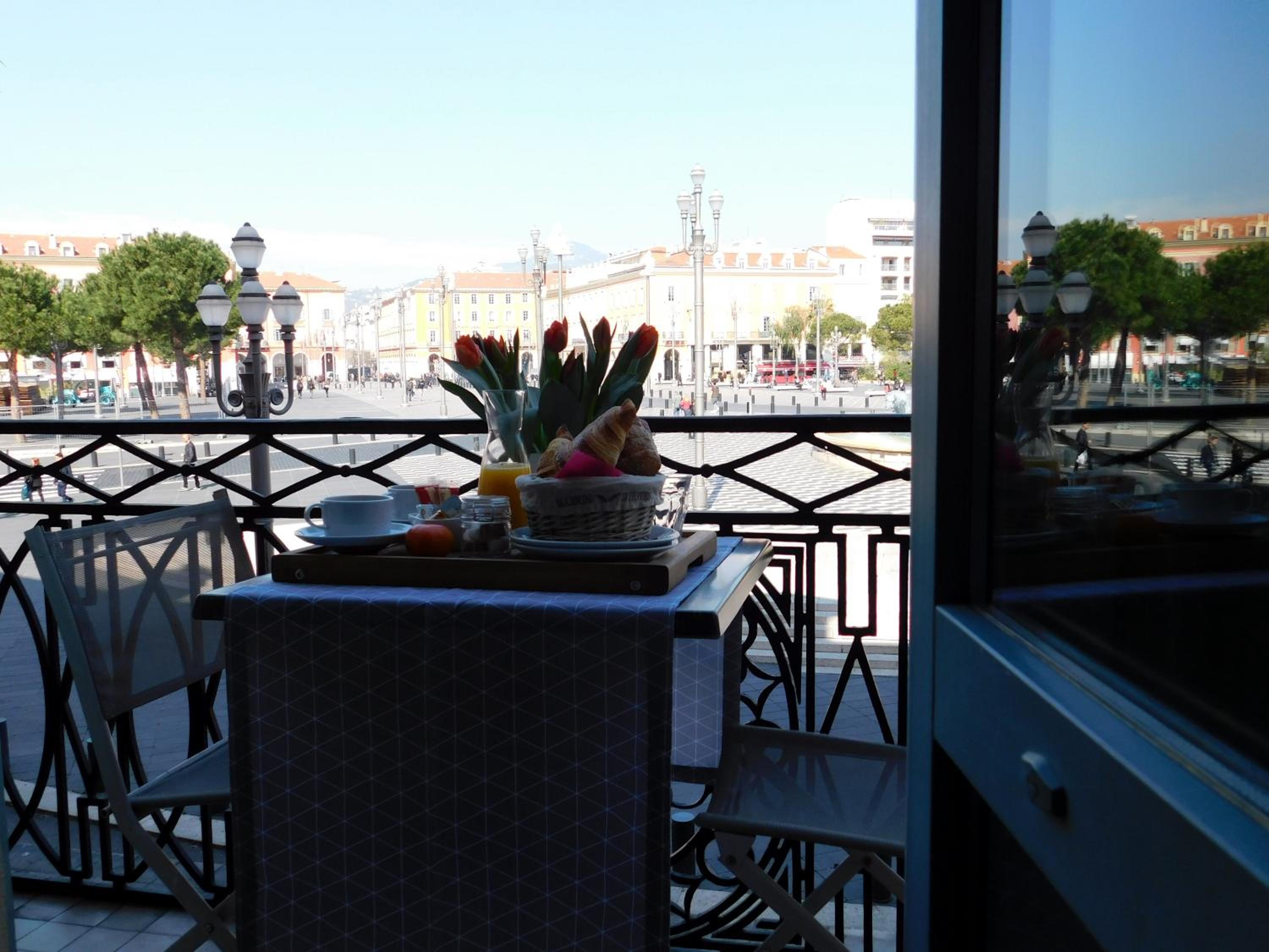 Deluxe Double Room with Balcony thumbnail 5