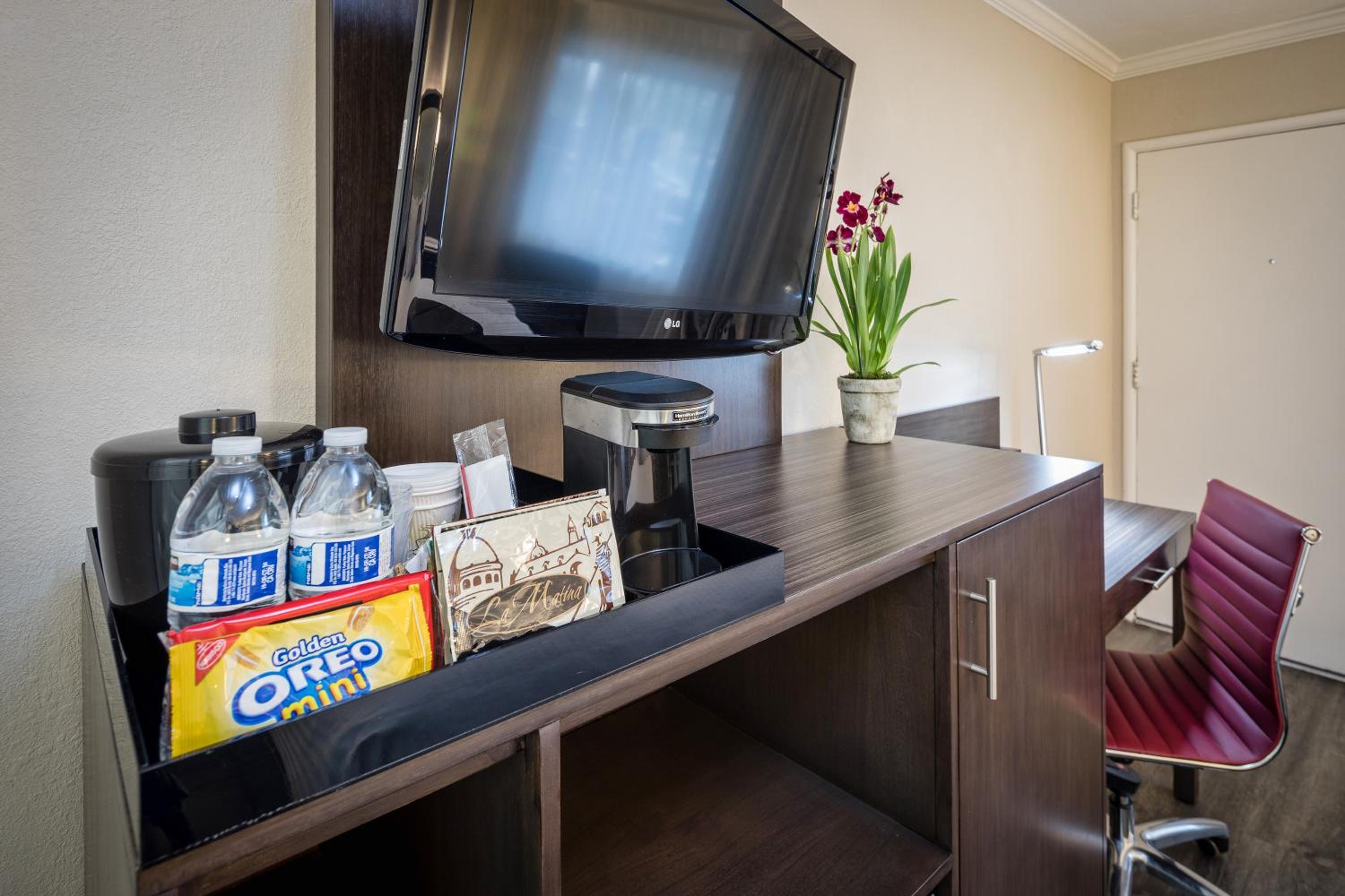 Deluxe King Room - Non-Smoking - Photo 5