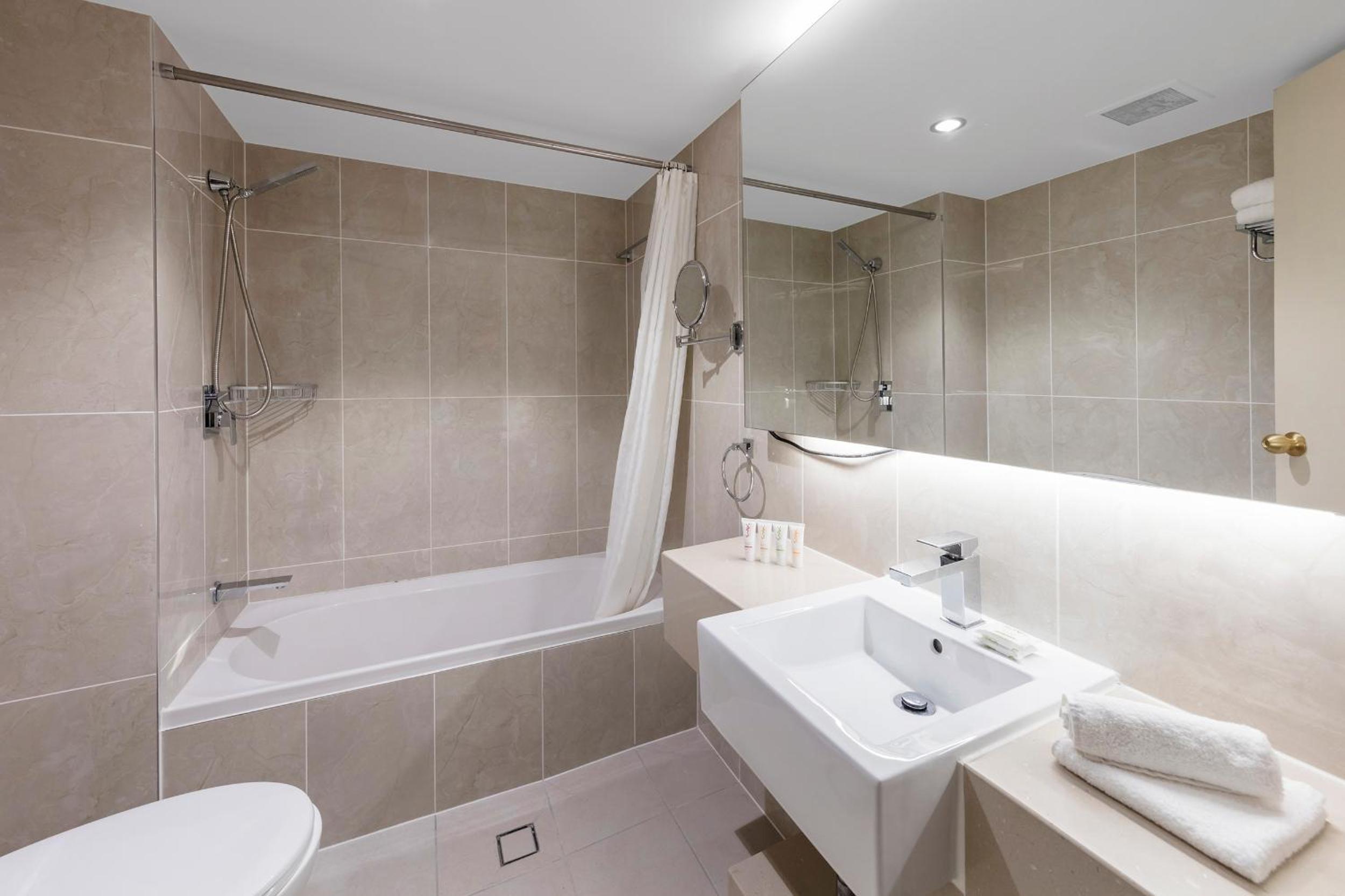 Deluxe Queen & Single Room - Photo 3