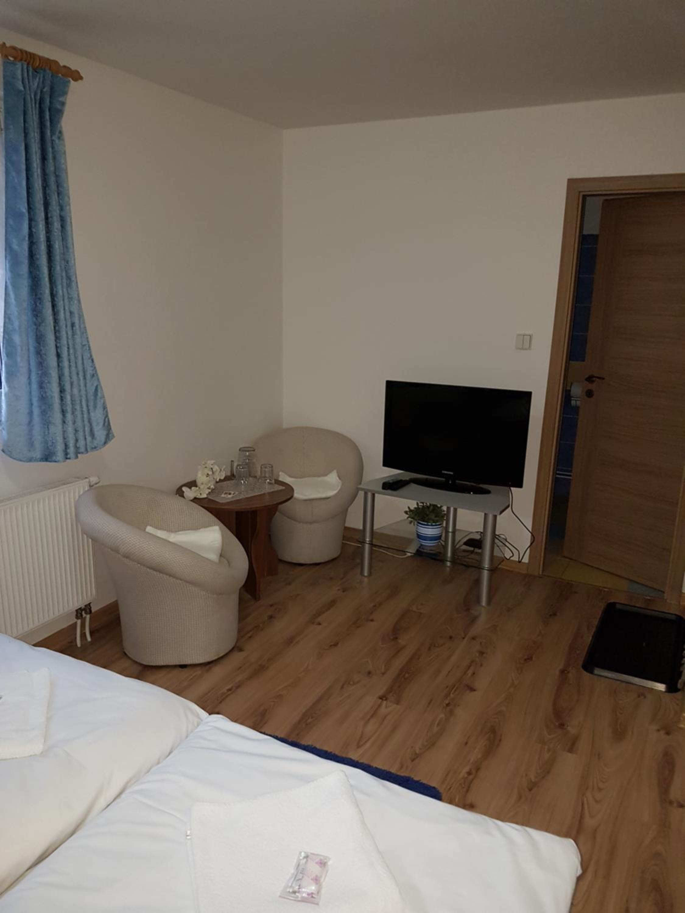 Double or Twin Room - Photo 4