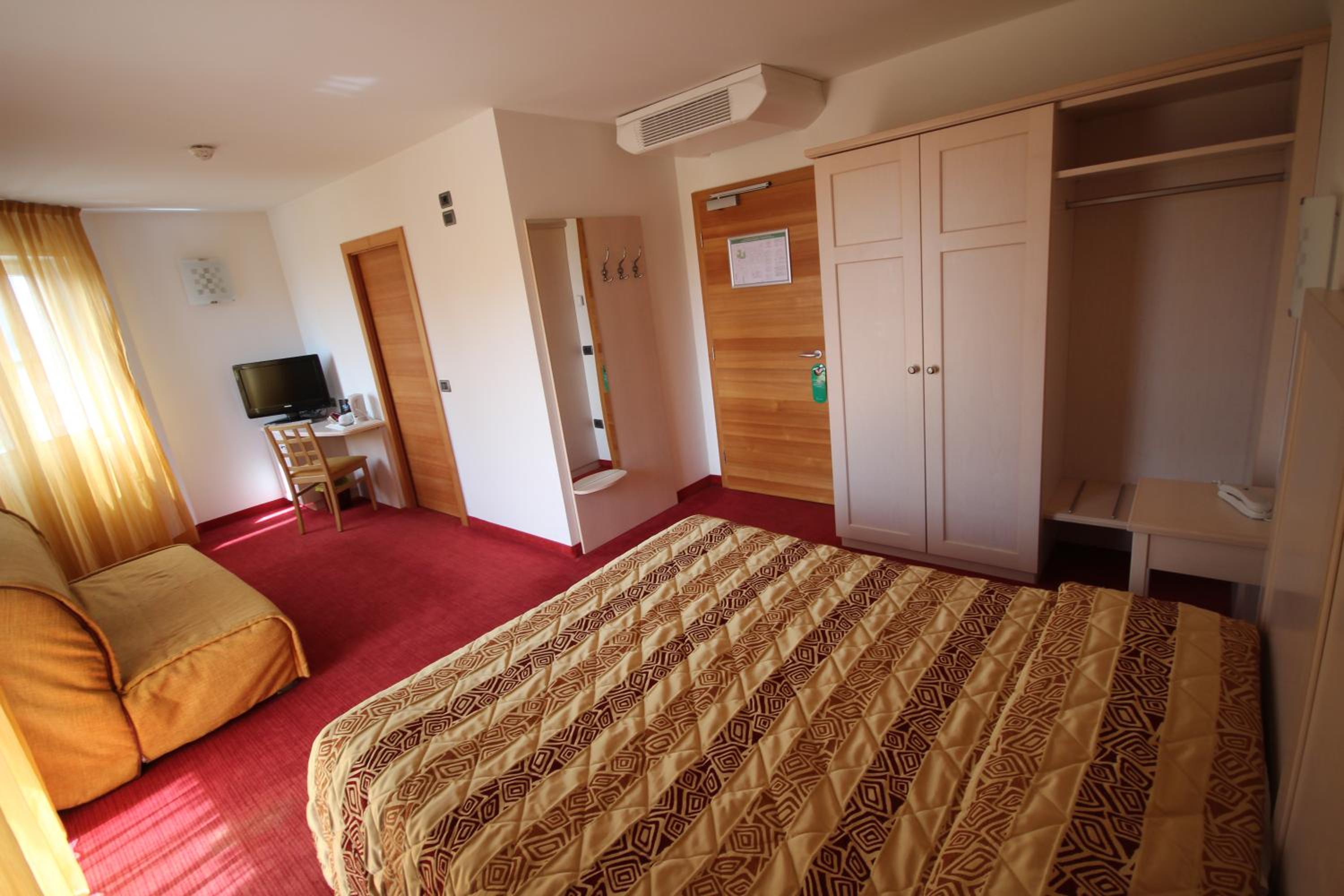 Deluxe Triple Room - Photo 5